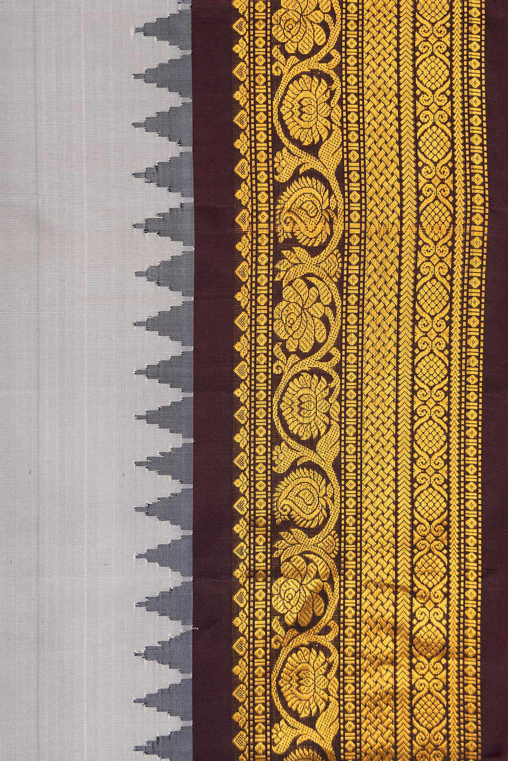 Border image of Grey Dual Tone Gadwal Silk Saree with Zari And Thread Butta on the body and Ganga Jamuna Border. 