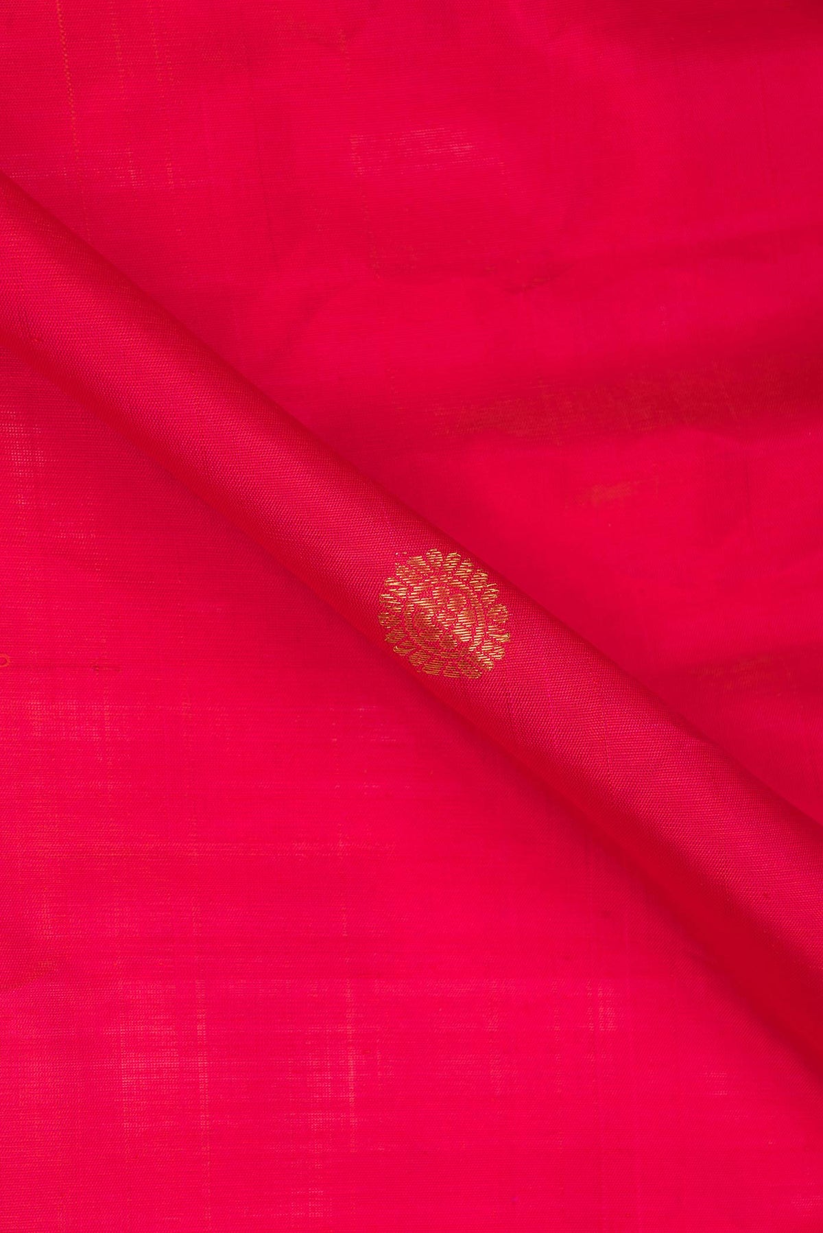 Close up of Pink Dual Tone Gadwal Silk Saree with Zari Butta on the body and Zari Border displaying folds