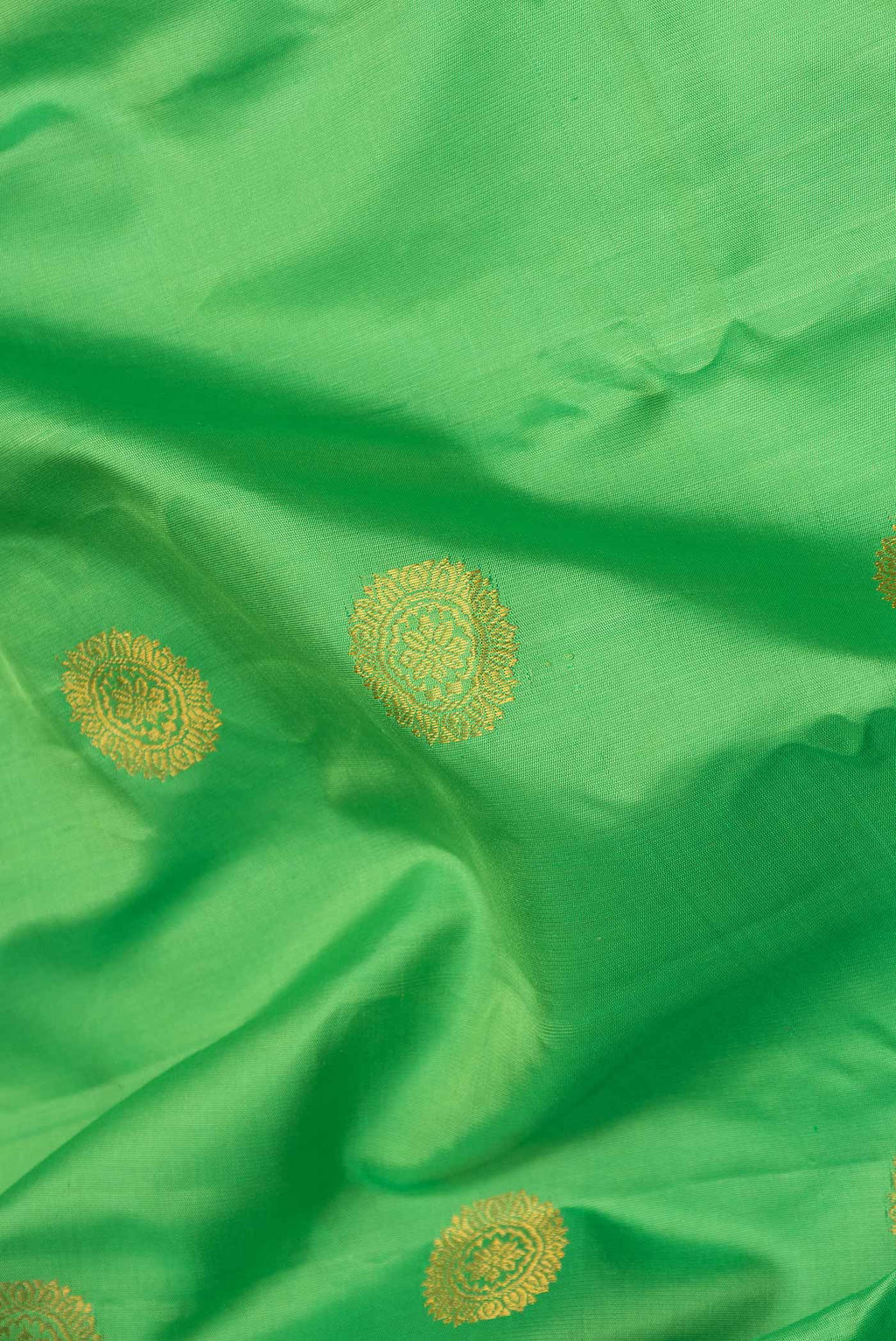 Close up of Parrot Green Dual Tone Gadwal Silk Saree with Zari Butta on the body and Ganga Jamuna Border displaying folds