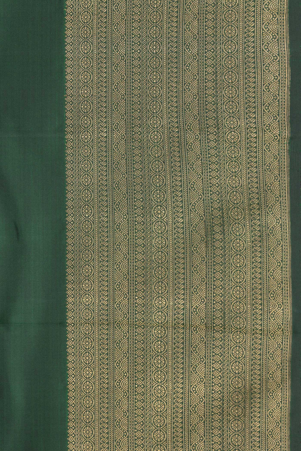 Border image of Bottle Green Dual Tone Kanchipuram Silk Saree with Zari Butta on the body and Zari Border. 