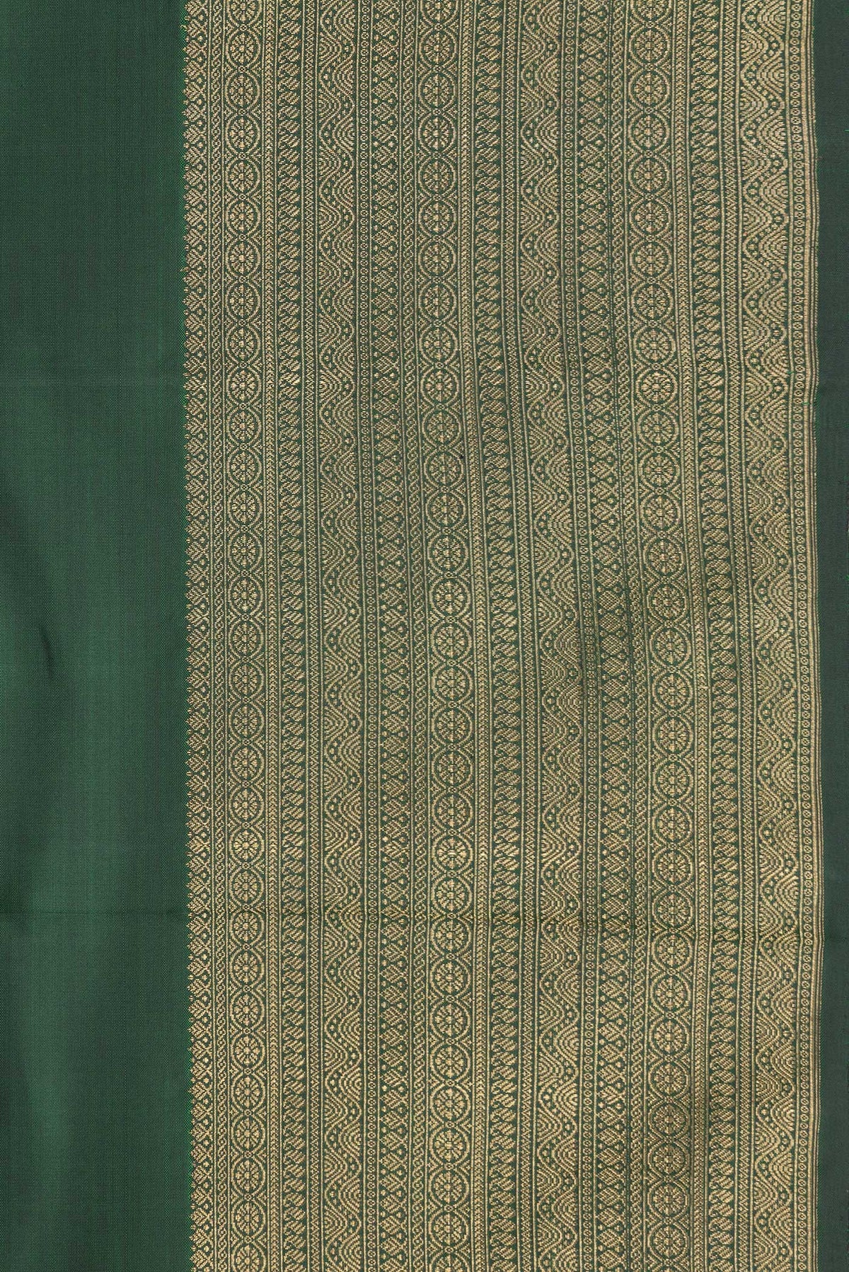 Border image of Bottle Green Dual Tone Kanchipuram Silk Saree with Zari Butta on the body and Zari Border. 