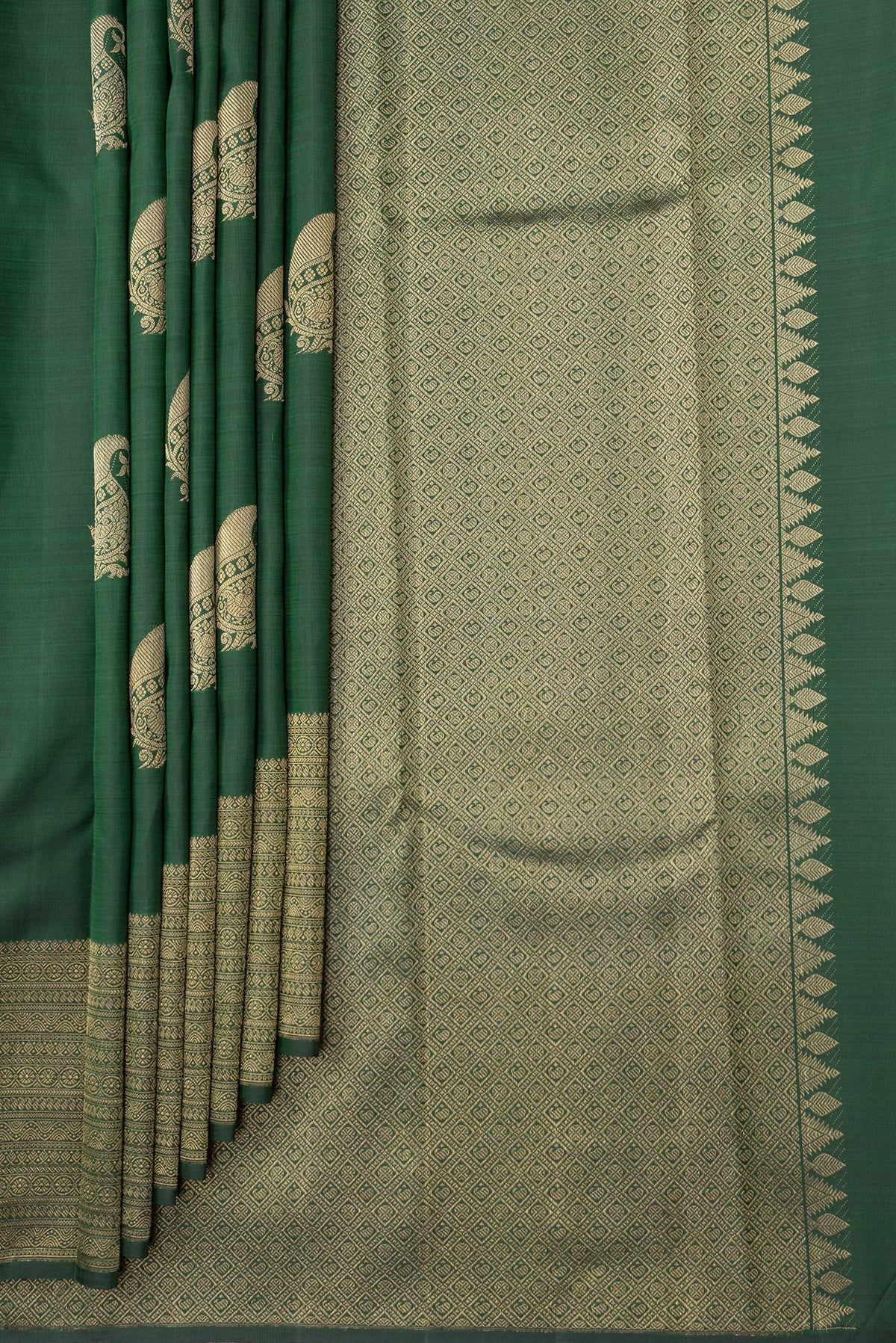 Pleats and pallu of Bottle Green Dual Tone Kanchipuram Silk Saree with Zari Butta on the body and Zari Border. 