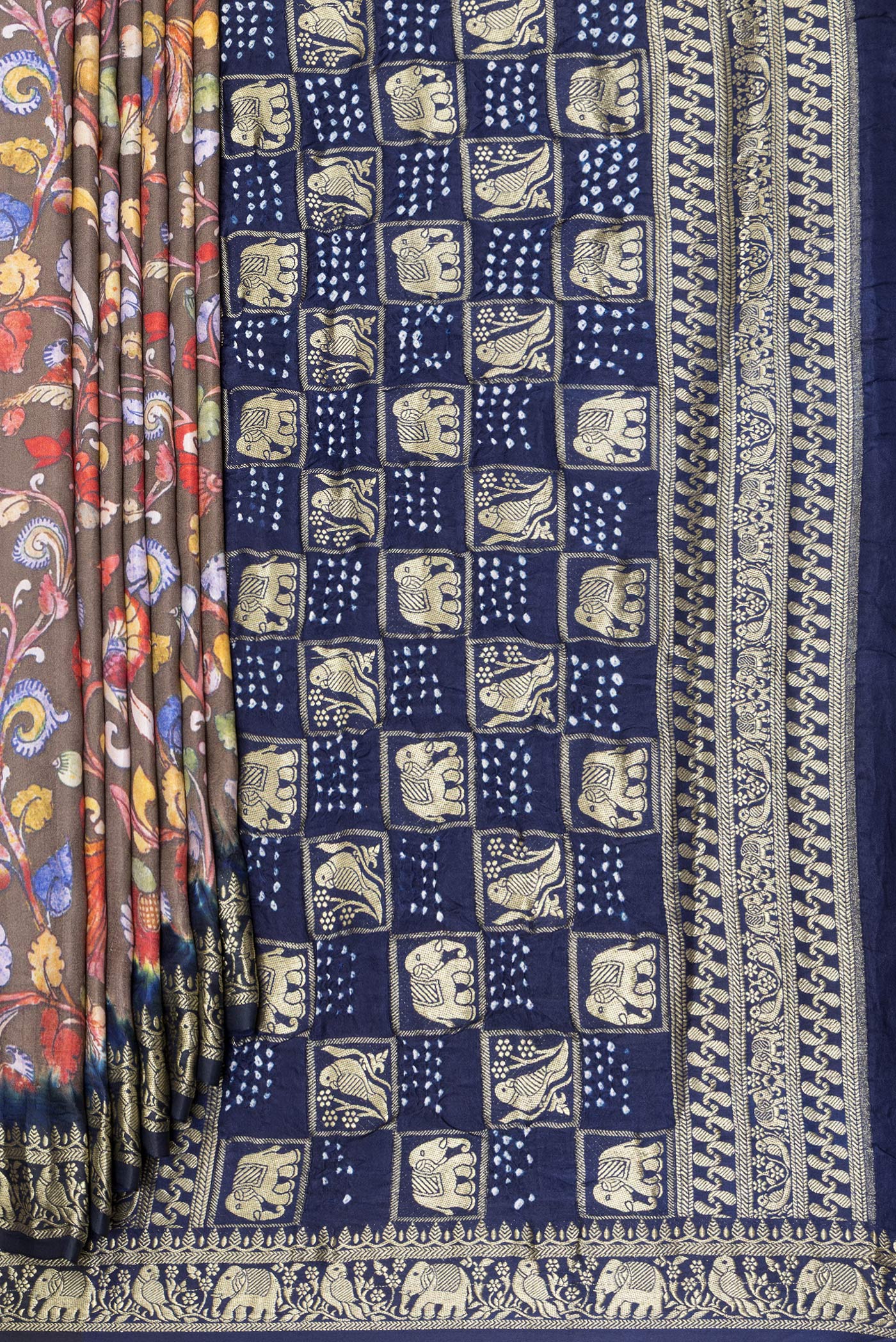 Pleats and pallu of Grey kalamkari Saree with Printed design on the body and Zari Border. 