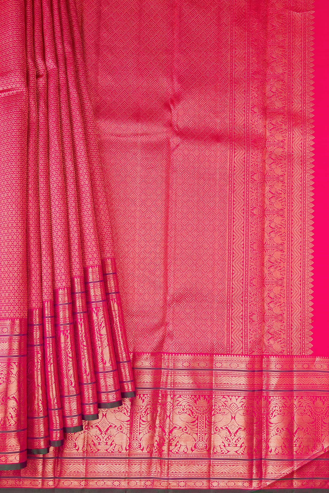 Pleats and pallu of Pink Dual Tone Kanchipuram Silk Saree with Zari Brocade on the body and Zari Border. 
