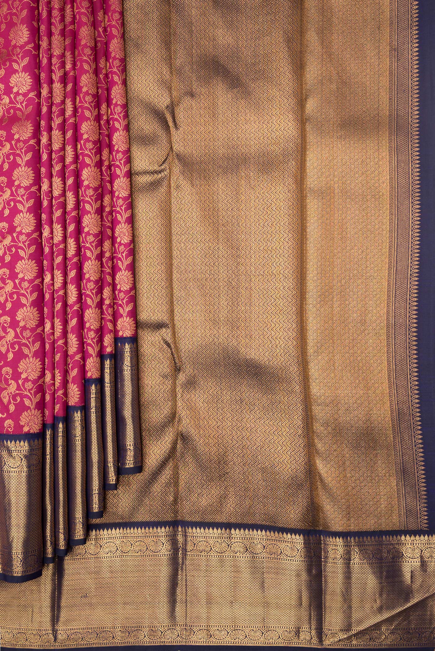 Pleats and pallu of Pink Dual Tone Kanchipuram Silk Saree with Zari Brocade on the body and Zari Border. 