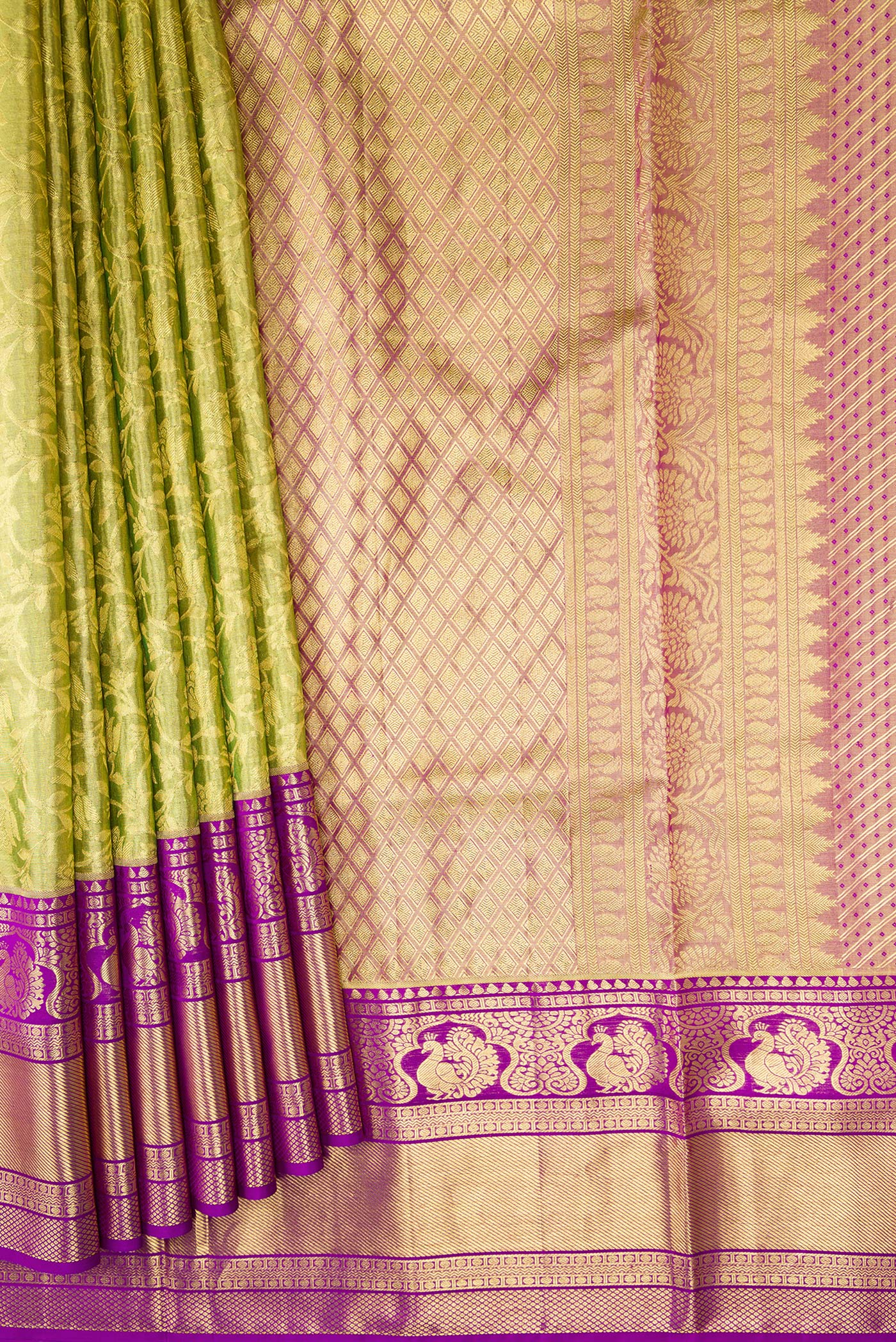 Pleats and pallu of Green Dual Tone Kanjivaram Tissue Silk Saree with Zari Brocade on the body and Zari Border. 