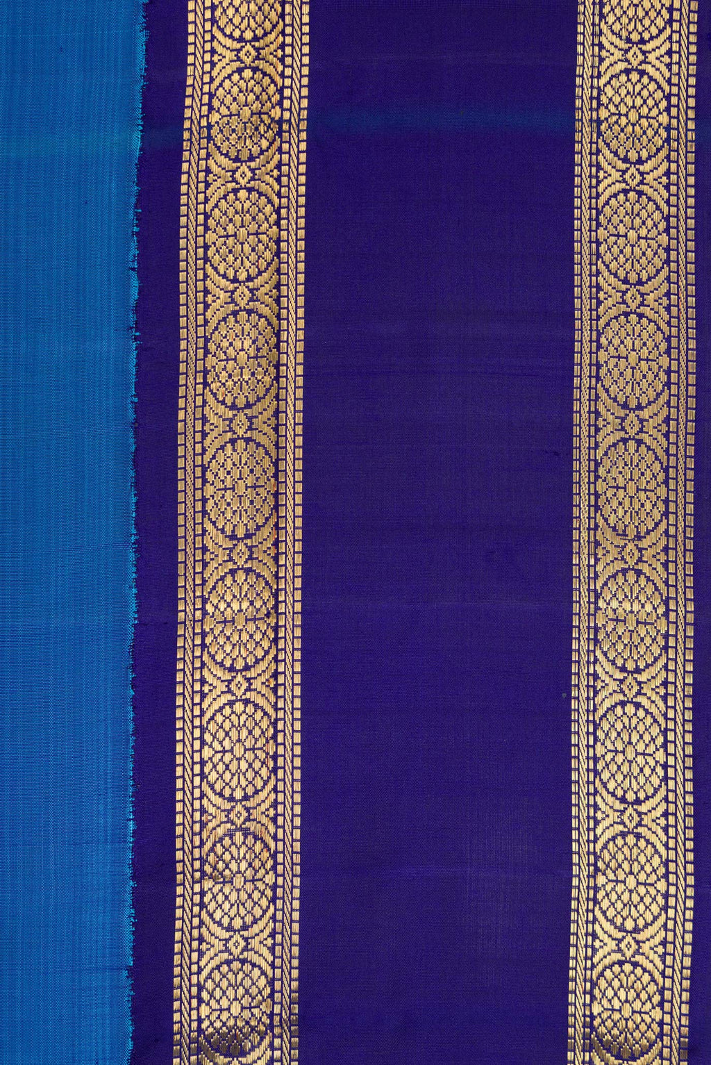 Border image of Pure Silk Pure Zari Peacock Blue Dual Tone Kanchipuram Nine Yards Saree with Plain Body and Zari Border. 