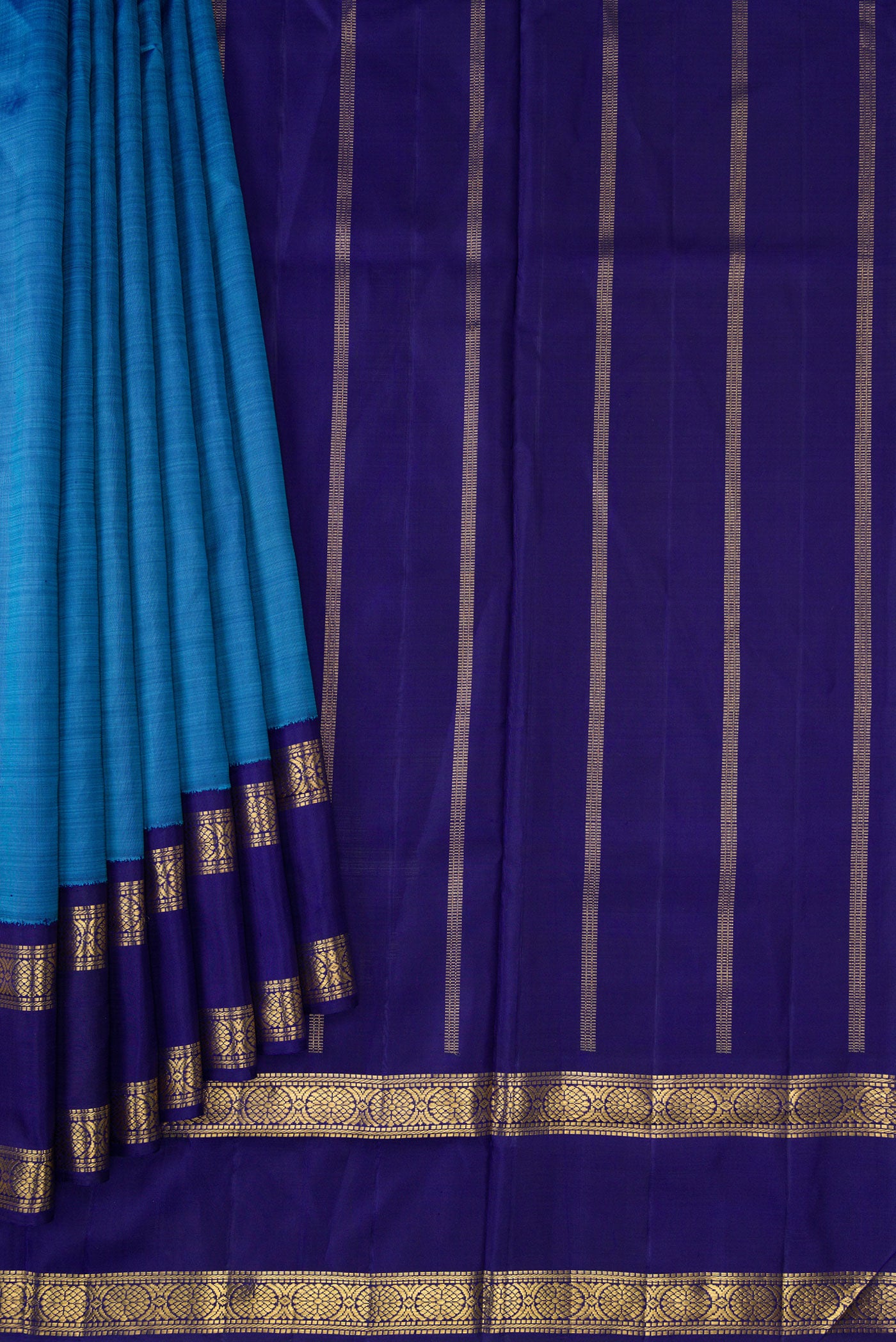Pleats and pallu of Pure Silk Pure Zari Peacock Blue Dual Tone Kanchipuram Nine Yards Saree with Plain Body and Zari Border. 