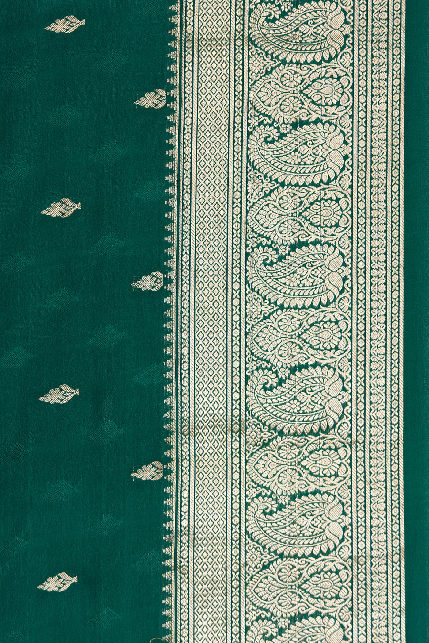 Border image of Bottle Green Dual Tone Mysore Georgette Saree with Zari Butta on the body and Zari Border. 