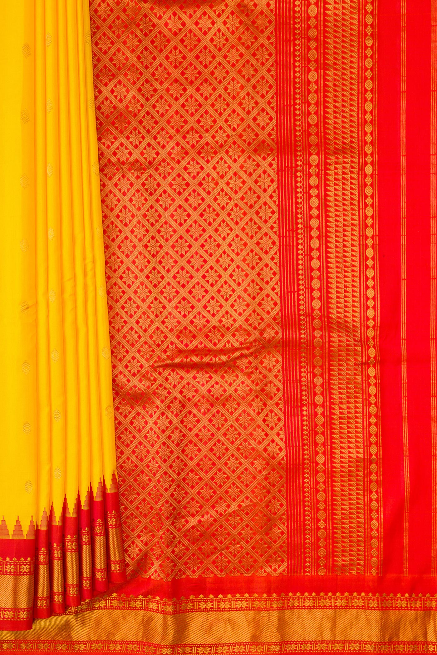 Pleats and pallu of Yellow Dual Tone Gadwal Silk Saree with Zari Butta on the body and Zari Border. 