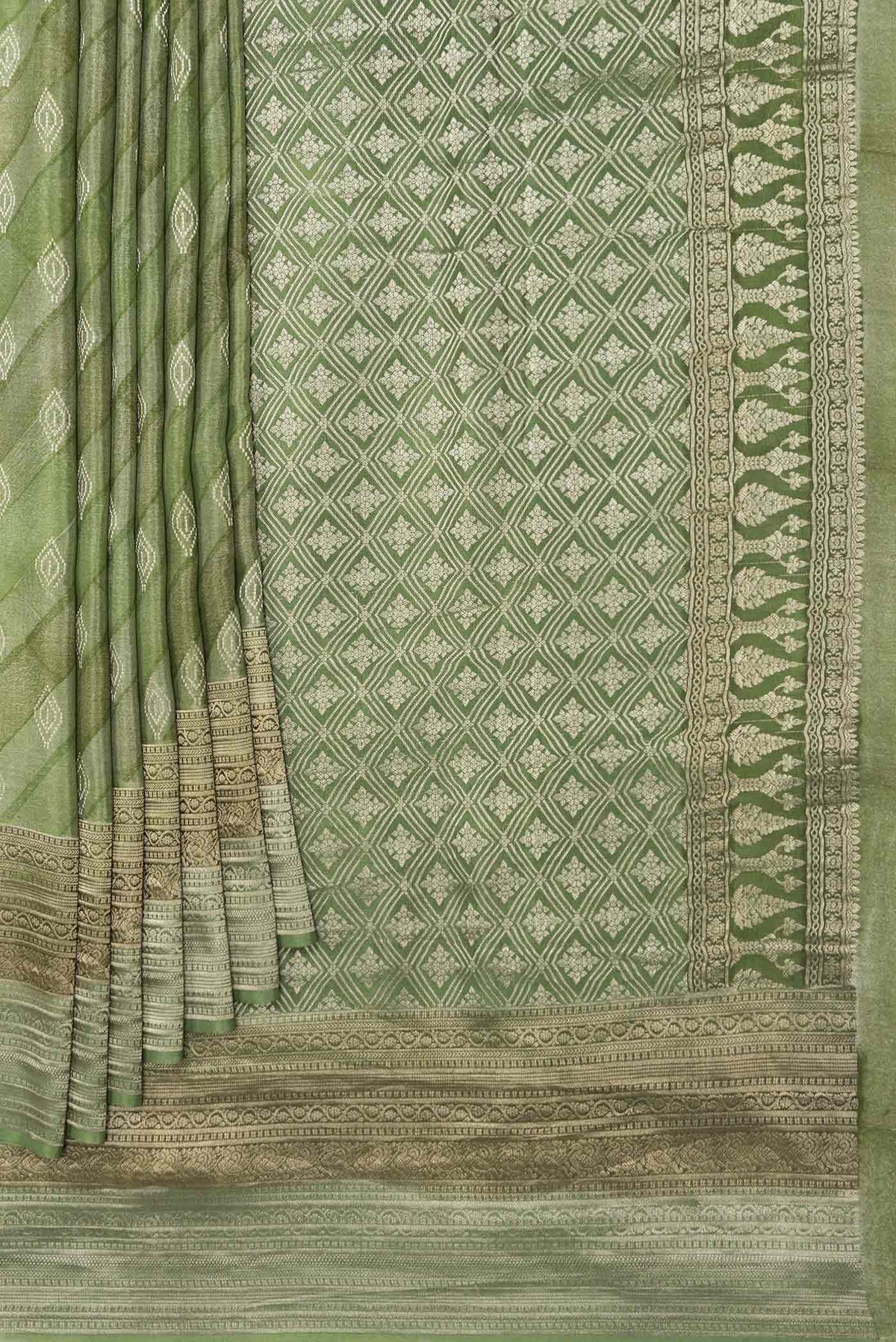 Pleats and pallu of Green Dual Tone Mysore Georgette Saree With Printed design on the body and Zari Border