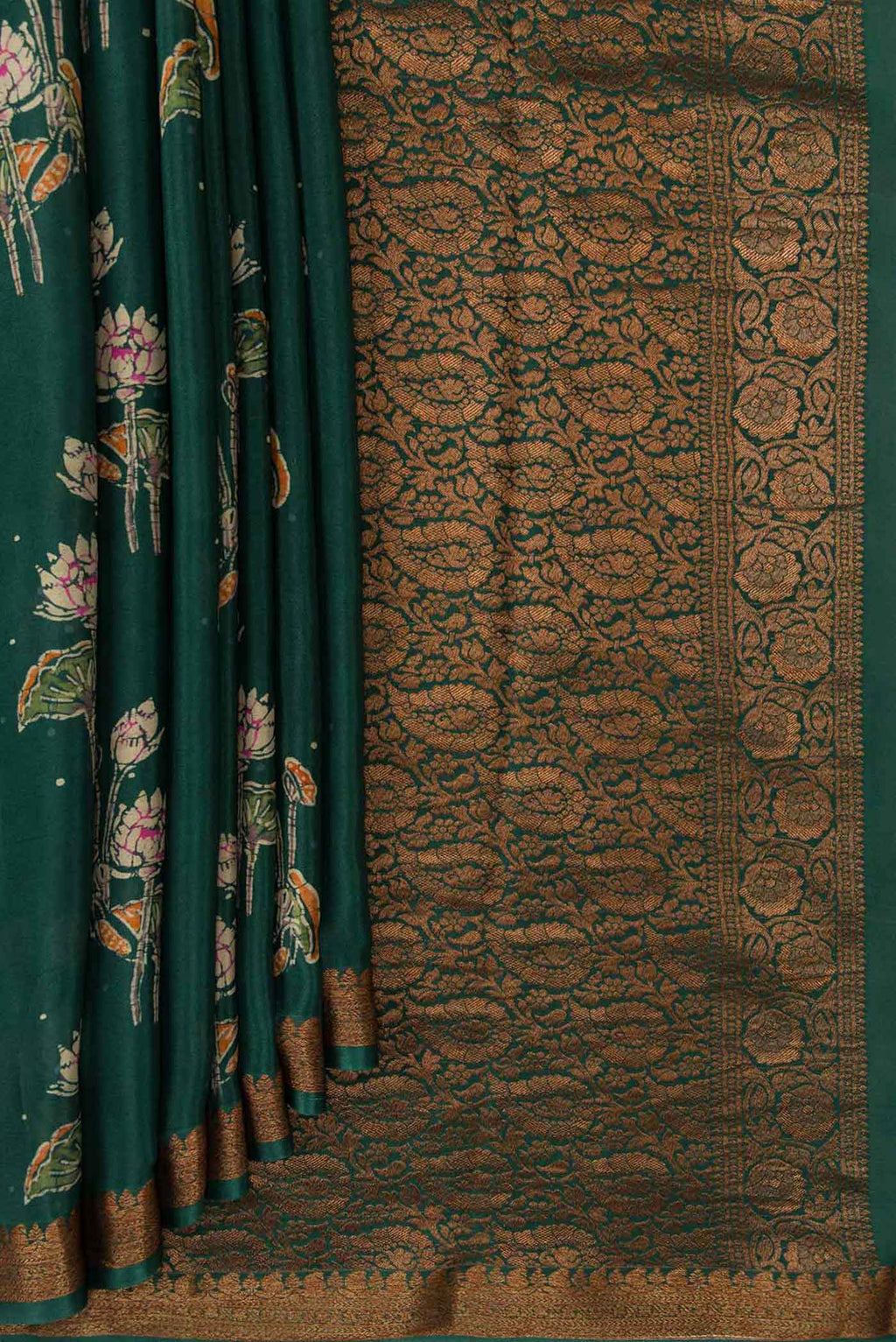 Pleats and pallu of Bottle Green Dual Tone Mysore Crepe Saree with Printed design on the body and Thread Border. 