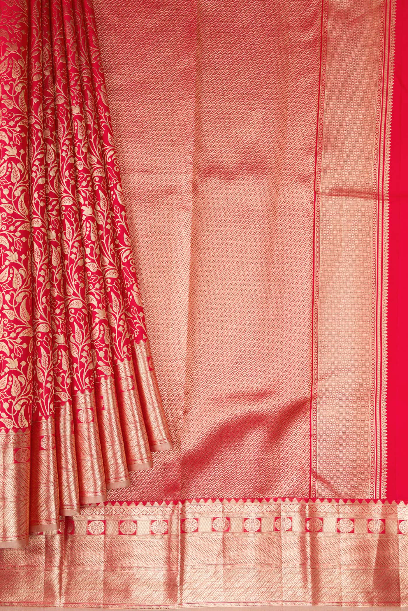 Pleats and pallu of Red Dual Tone Kanchipuram Silk Saree with Zari Brocade on the body and Zari Border. 