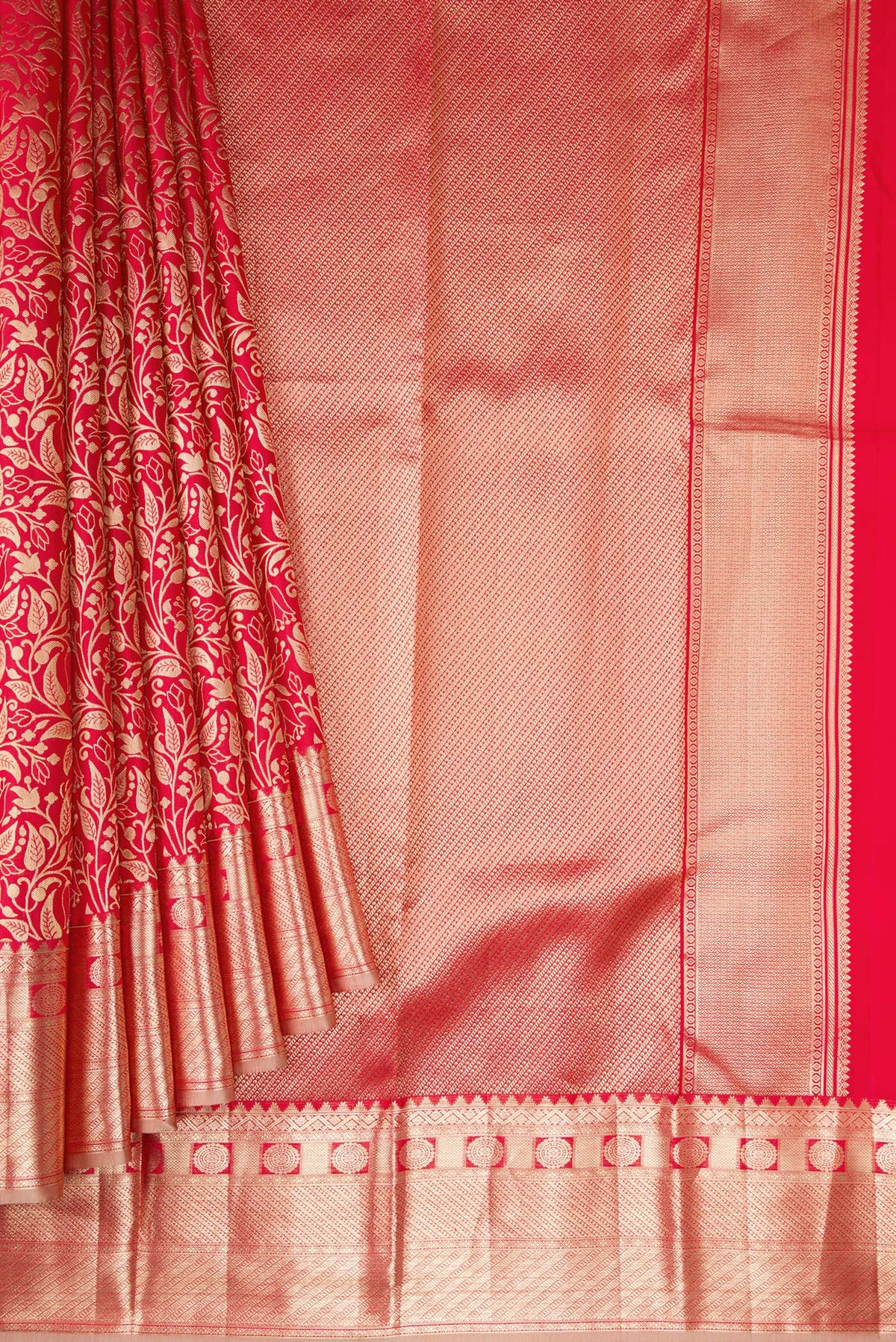 Pleats and pallu of Red Dual Tone Kanchipuram Silk Saree with Zari Brocade on the body and Zari Border. 