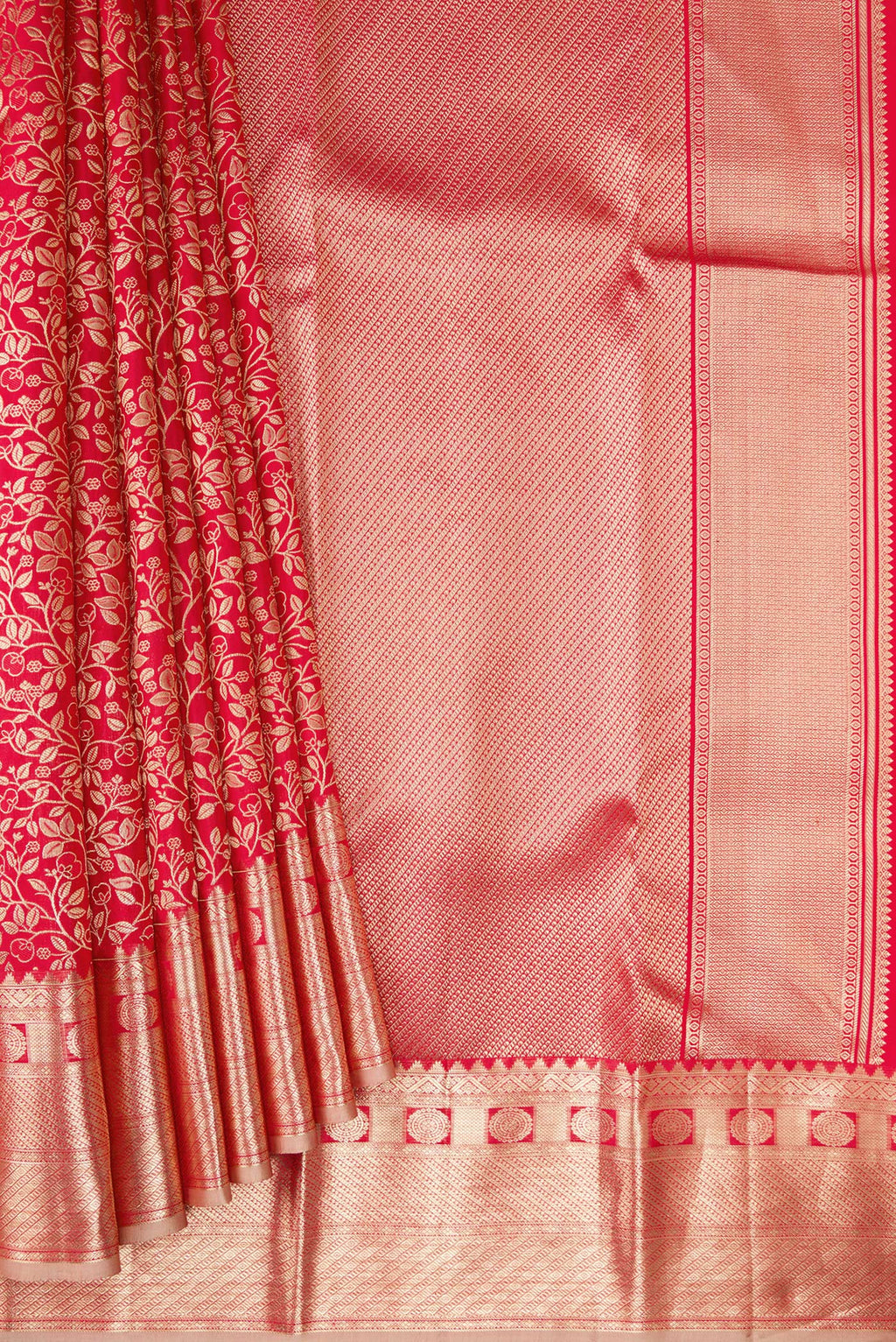 Pleats and pallu of Red Dual Tone Kanchipuram Silk Saree with Zari Brocade on the body and Zari Border. 