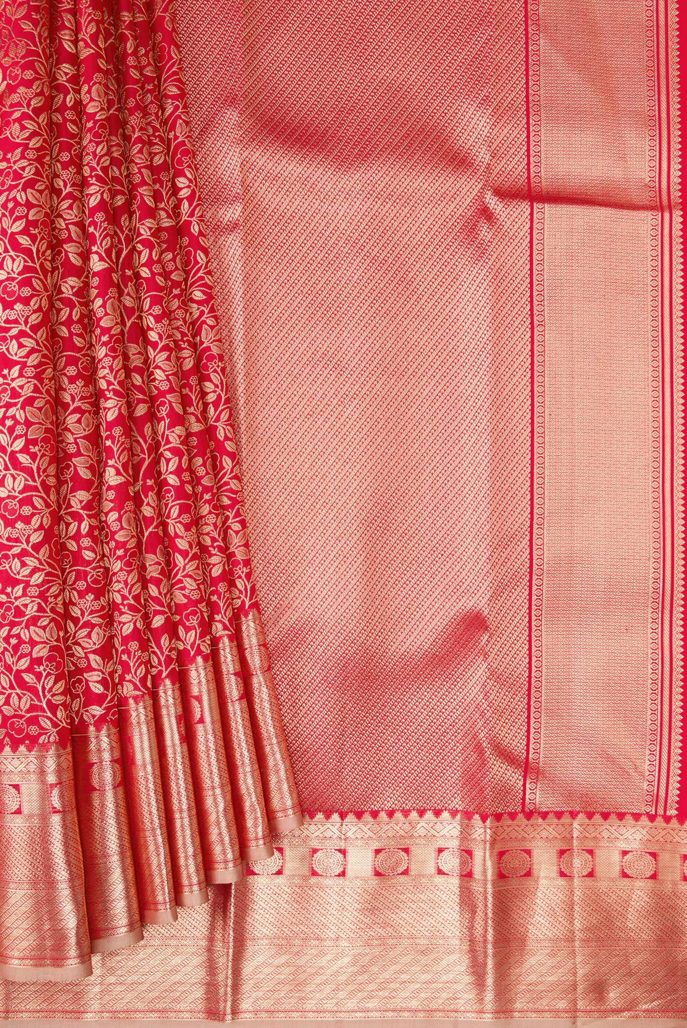 Pleats and pallu of Red Dual Tone Kanchipuram Silk Saree with Zari Brocade on the body and Zari Border. 