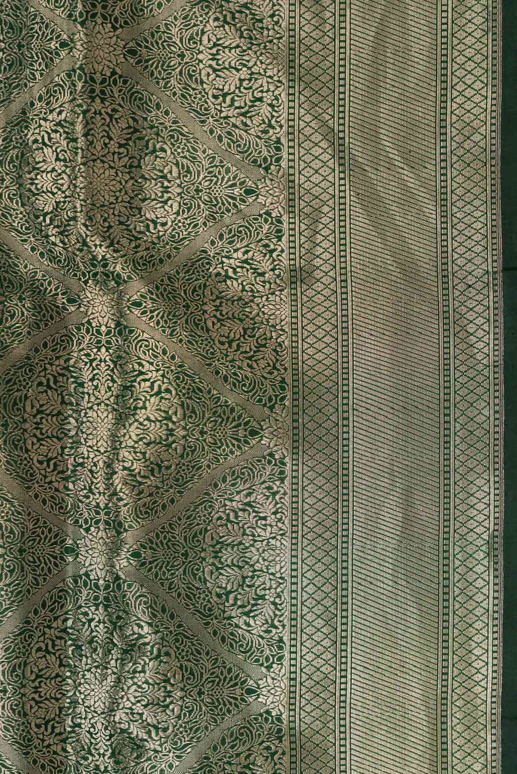 Border image of Bottle Green Dual Tone Banarasi Silk Saree with Zari Brocade on the body and Zari Border. 