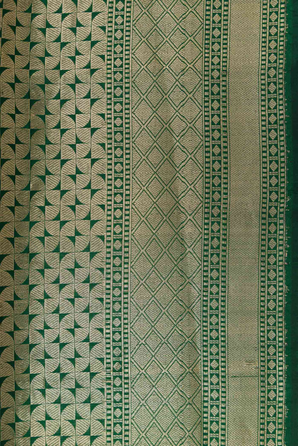 Border image of Bottle Green Dual Tone Banarasi Silk Saree with Zari Brocade on the body and Zari Border. 