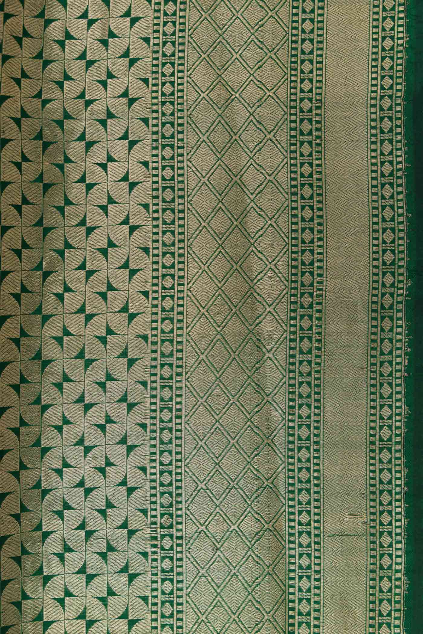 Border image of Bottle Green Dual Tone Banarasi Silk Saree with Zari Brocade on the body and Zari Border. 