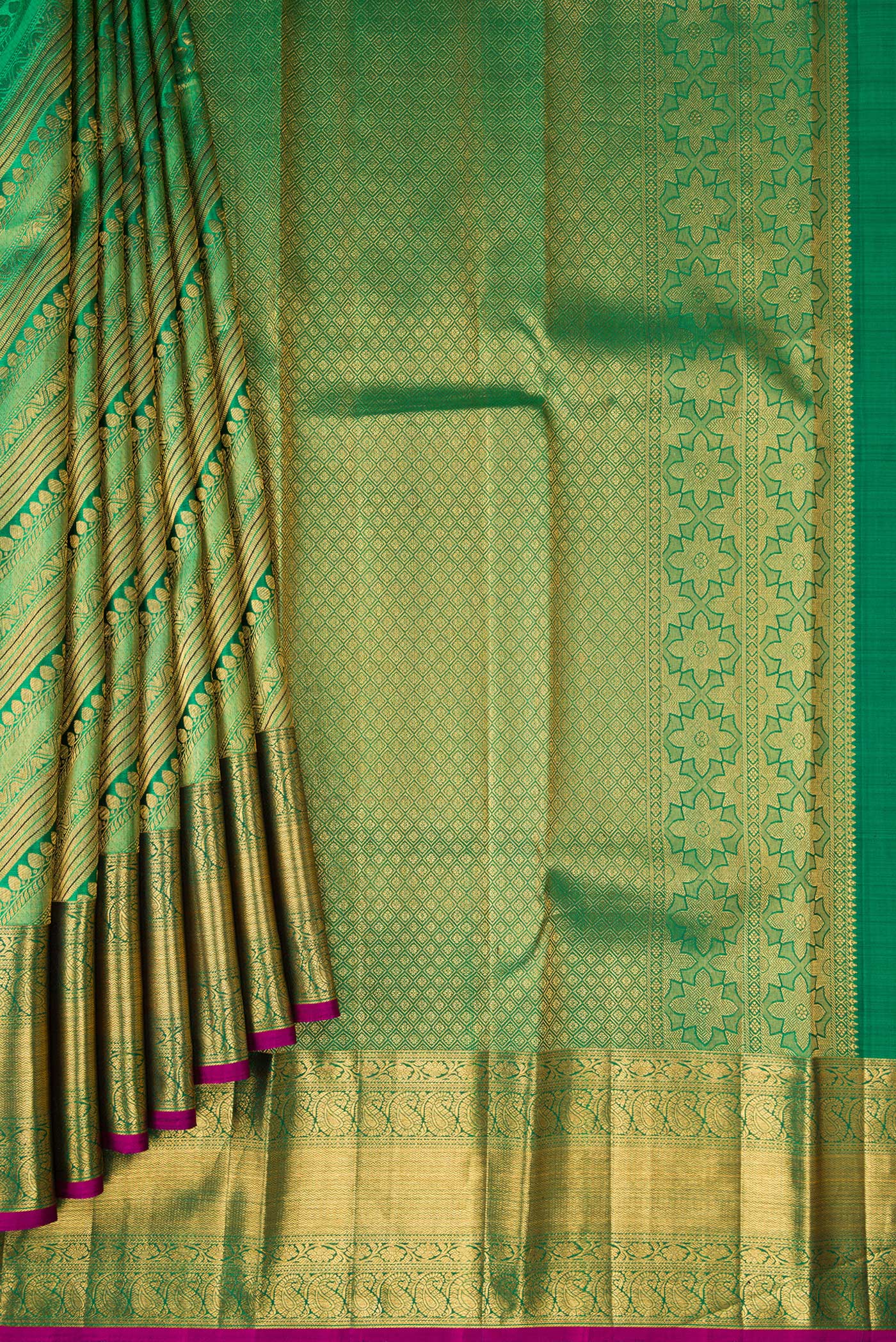 Pleats and pallu of Green Dual Tone Kanchipuram Silk Saree with Zari Brocade on the body and Zari Border. 