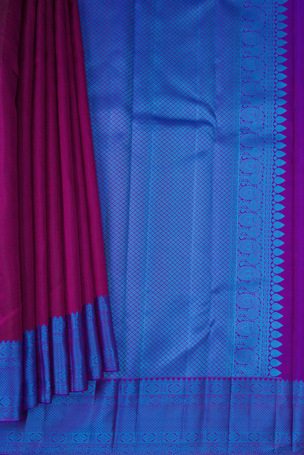 Pleats and pallu of Magenta Dual Tone Kanchipuram Silk Saree with Jacquard design on the body and Thread Border. 