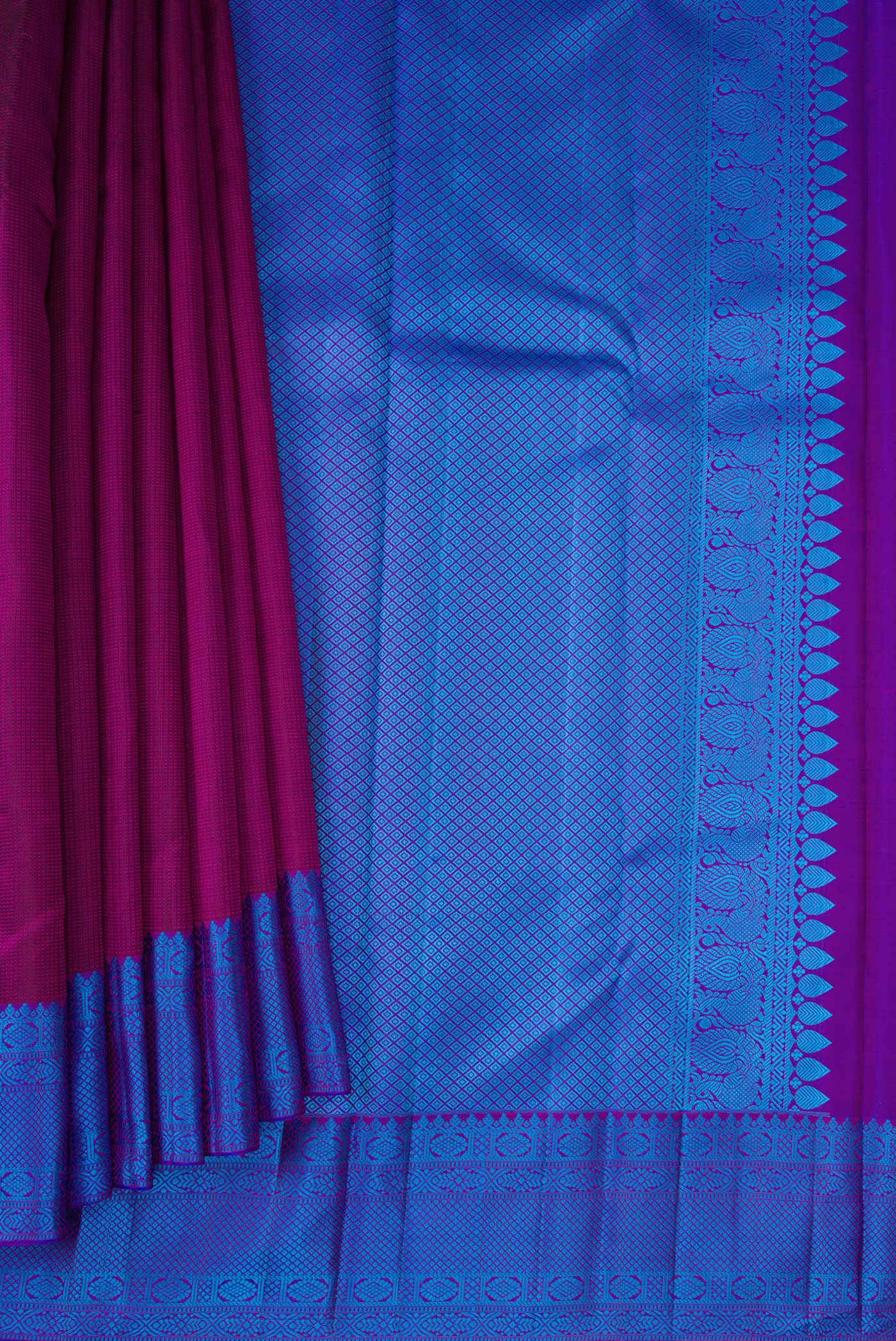 Pleats and pallu of Magenta Dual Tone Kanchipuram Silk Saree with Jacquard design on the body and Thread Border. 