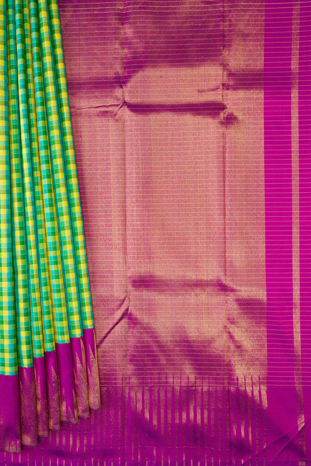 Pleats and pallu of Green Dual Tone Kanjivaram Silk Saree with Checked design on the body and Temple Border. 