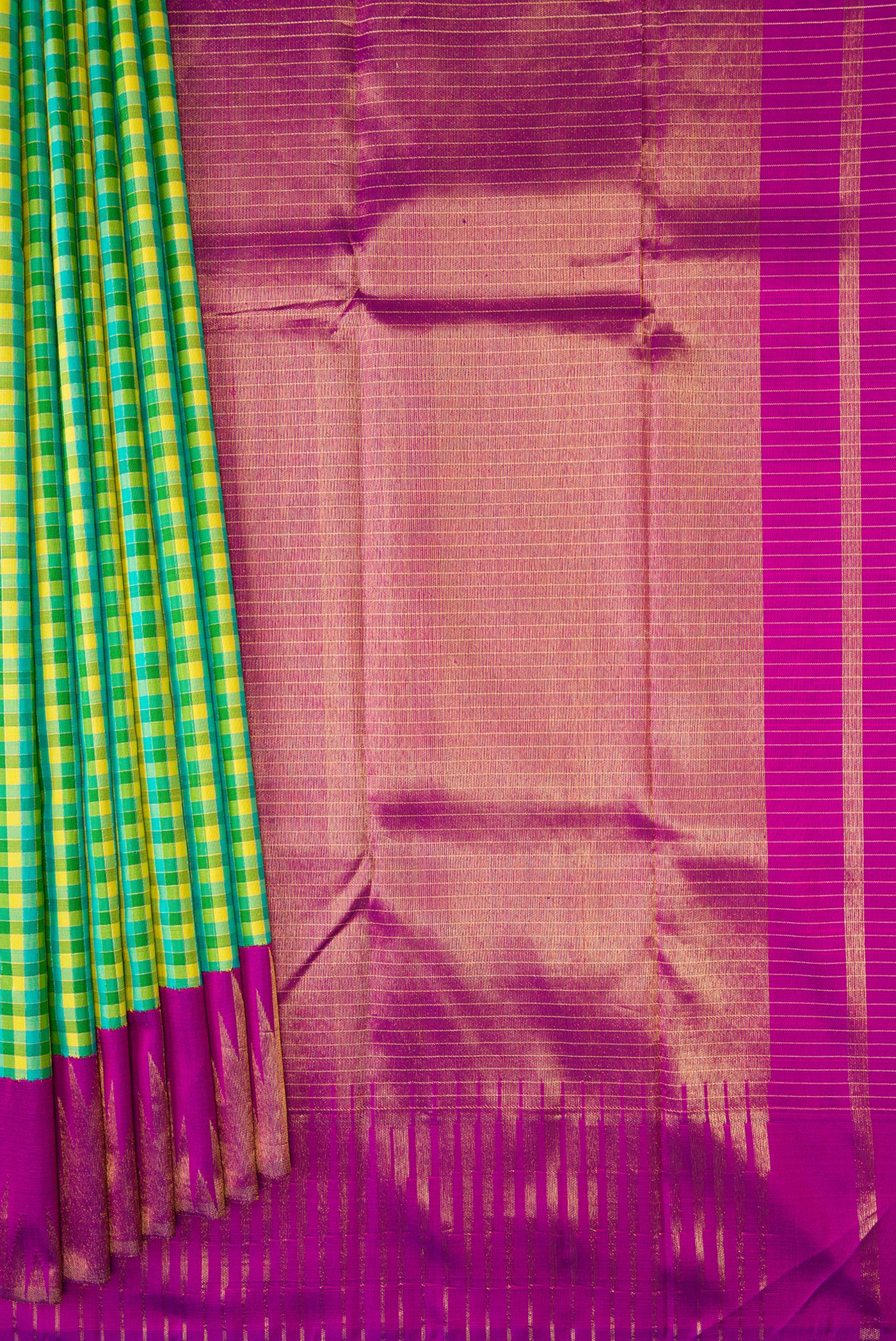 Pleats and pallu of Green Dual Tone Kanjivaram Silk Saree with Checked design on the body and Temple Border. 