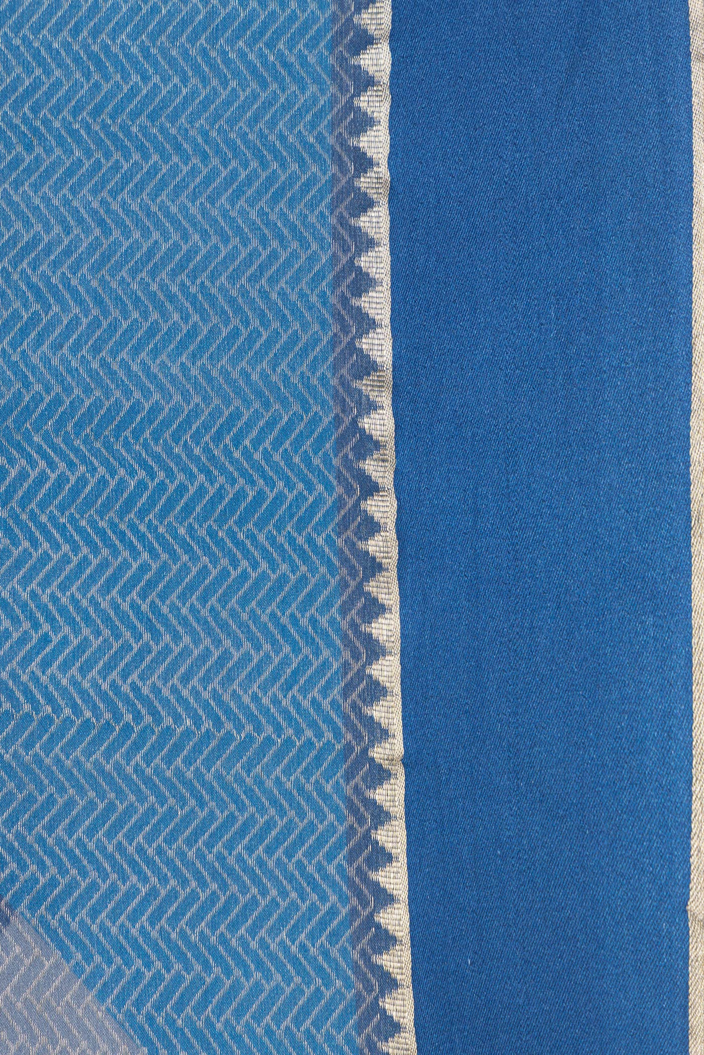 Border image of Navy Blue Dual Tone Georgette Saree with Zari Brocade on the body and Zari Border. 