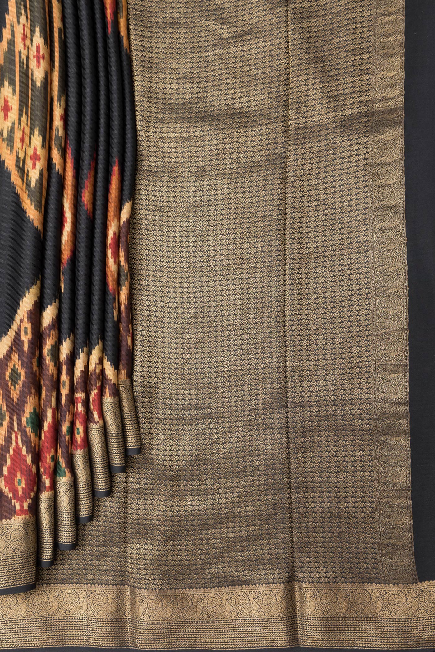Pleats and pallu of Black Dual Tone Mysore Crepe Saree with Printed design on the body and Zari Border. 