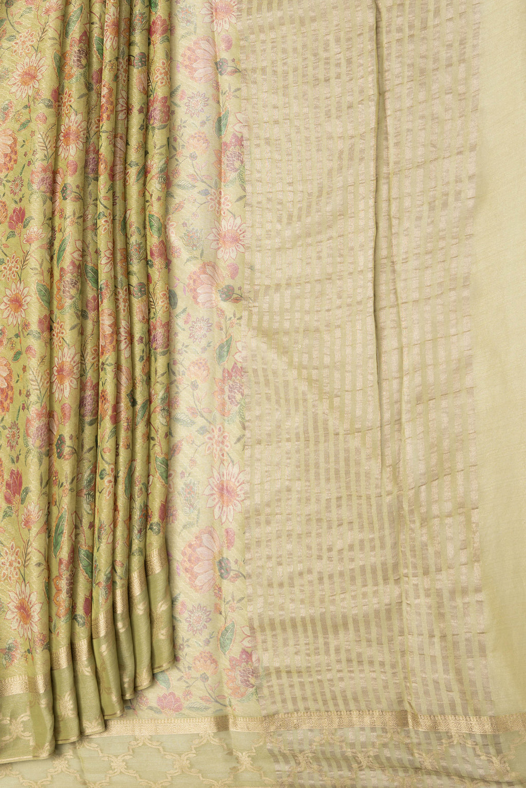 Pleats and pallu of Pista Green Dual Tone Mysore Georgette Saree with Printed design on the body and Fancy Border. 