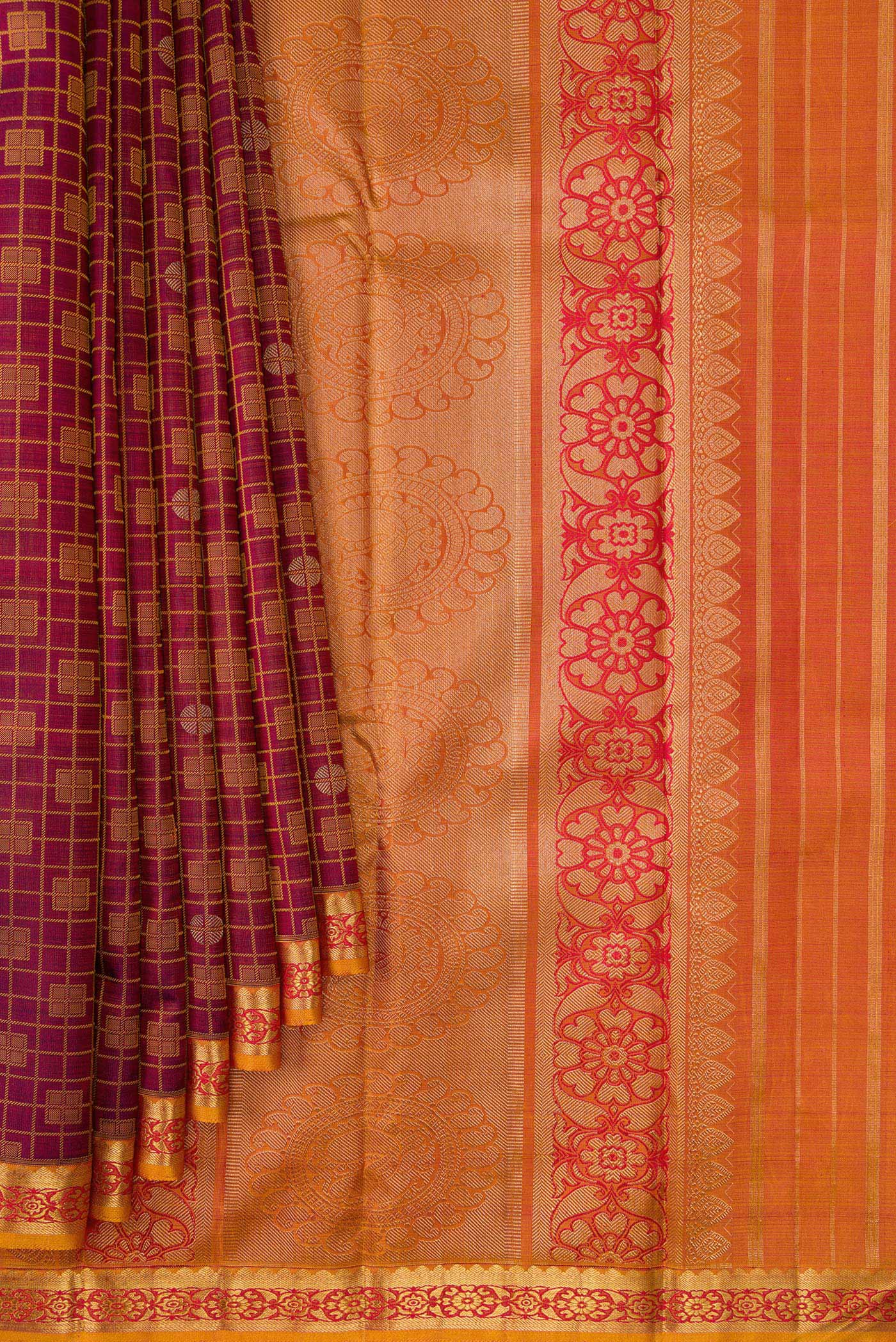 Pleats and pallu of Maroon Dual Tone Kanchipuram Silk Saree with Jacquard design on the body and Zari Border. 