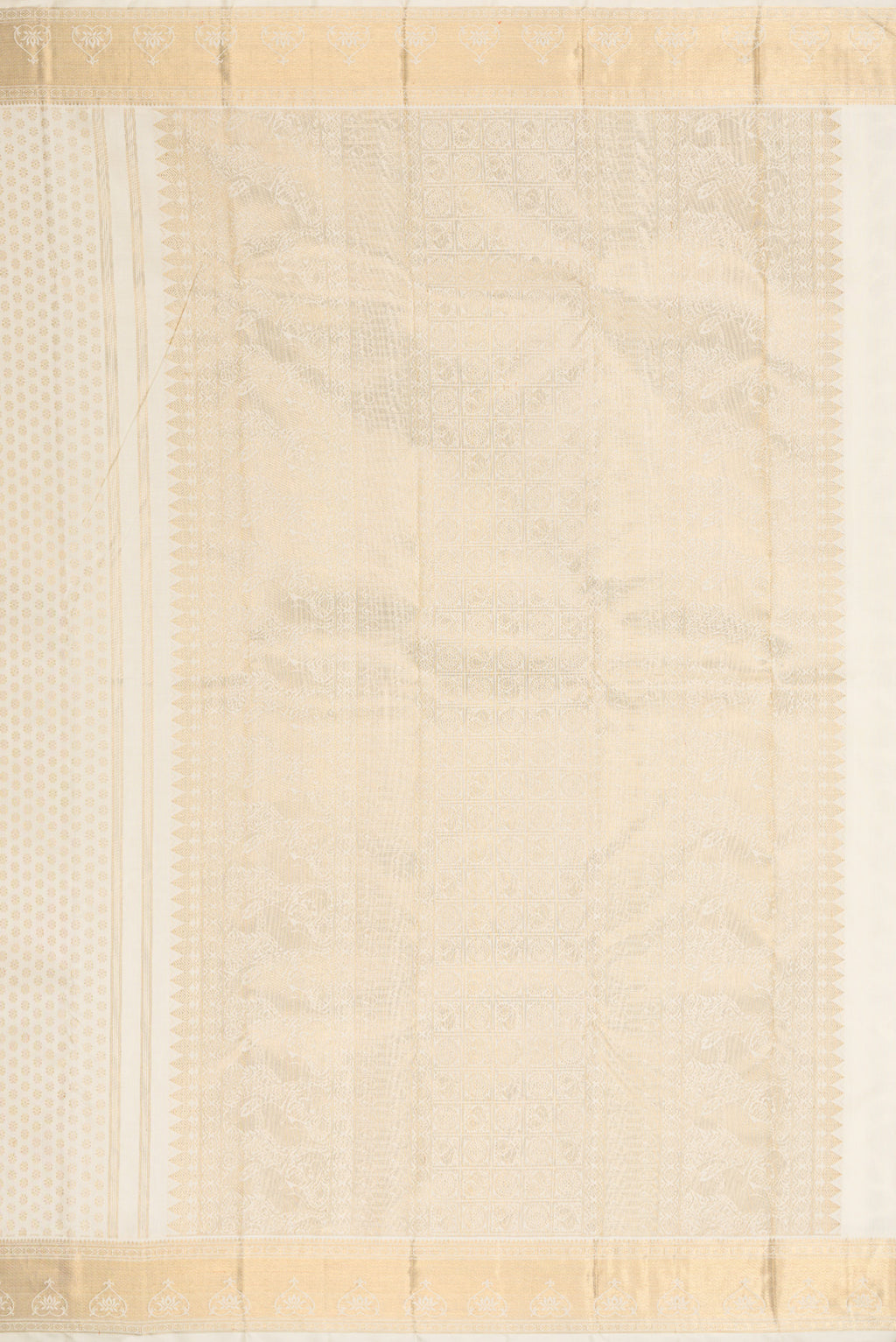 Close up image of the pallu of Pure Silk Pure Zari Off White Dual Tone Kanjivaram Saree with Zari Brocade on the body and Zari Border. 