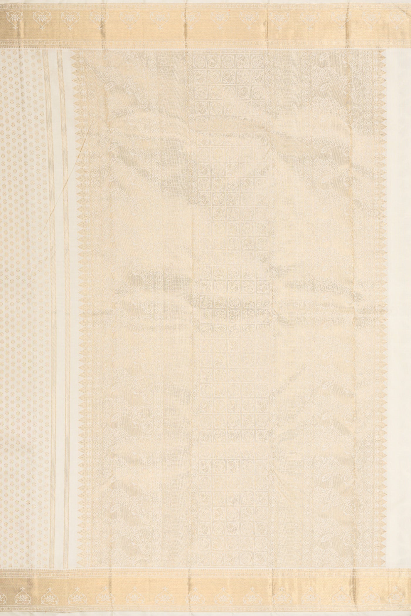 Close up image of the pallu of Pure Silk Pure Zari Off White Dual Tone Kanjivaram Saree with Zari Brocade on the body and Zari Border. 