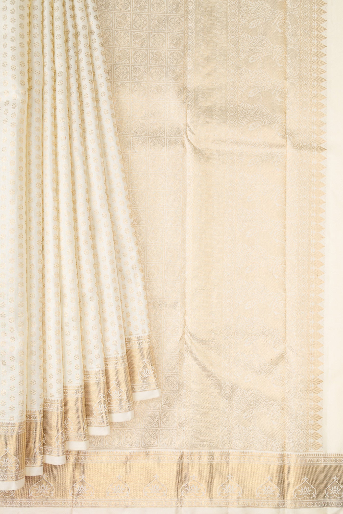 Pleats and pallu of Pure Silk Pure Zari Off White Dual Tone Kanjivaram Saree with Zari Brocade on the body and Zari Border. 