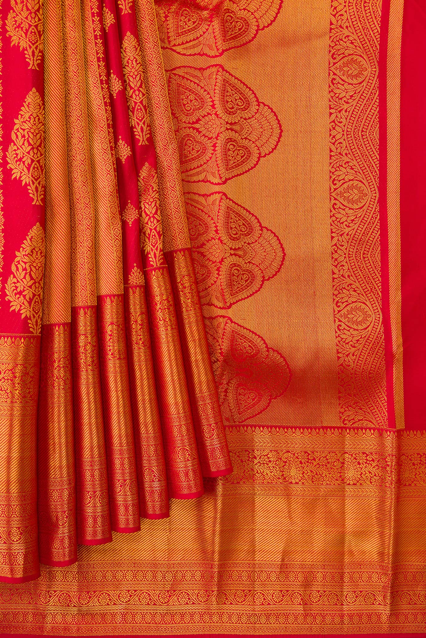Pleats and pallu of Dark Pink Dual Tone Kanjivaram Silk Saree with Zari Brocade on the body and Zari Border. 