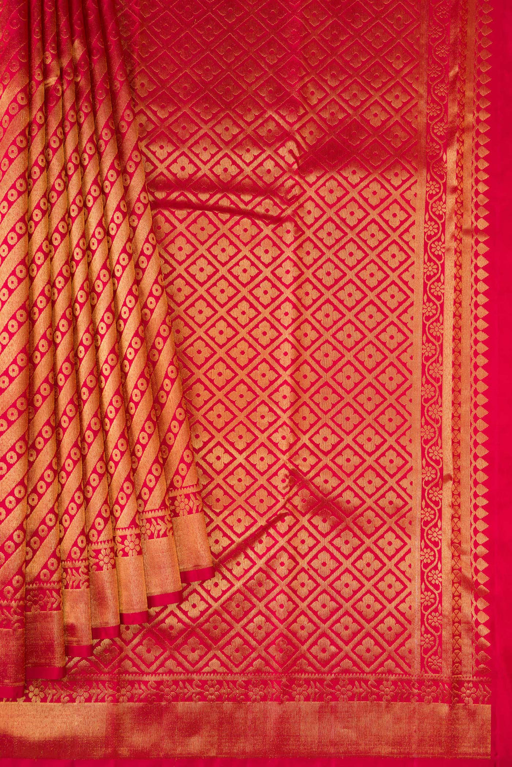 Pleats and pallu of Maroon Dual Tone Kanchipuram Silk Saree with Zari Brocade on the body and Zari Border. 