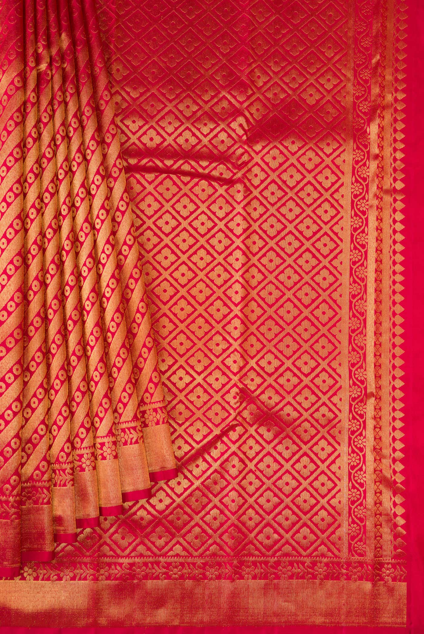 Pleats and pallu of Maroon Dual Tone Kanchipuram Silk Saree with Zari Brocade on the body and Zari Border. 