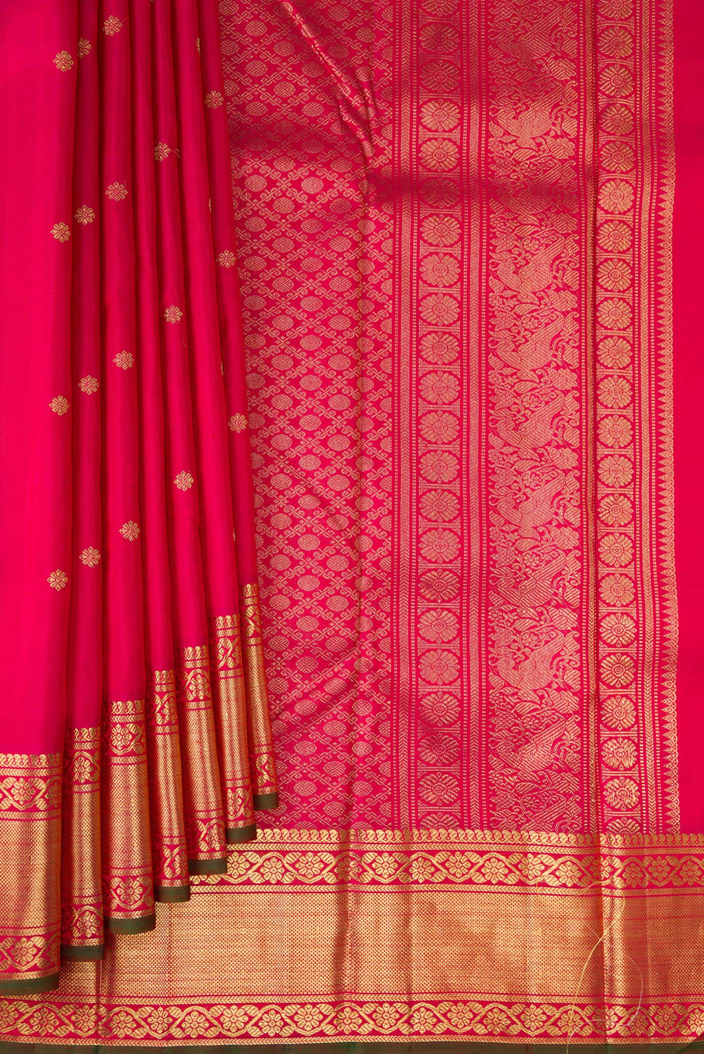 Pleats and pallu of Pure Silk Pure Zari Dark Pink Dual Tone Kanchipuram Saree with Zari Butta on the body and Zari Border. 