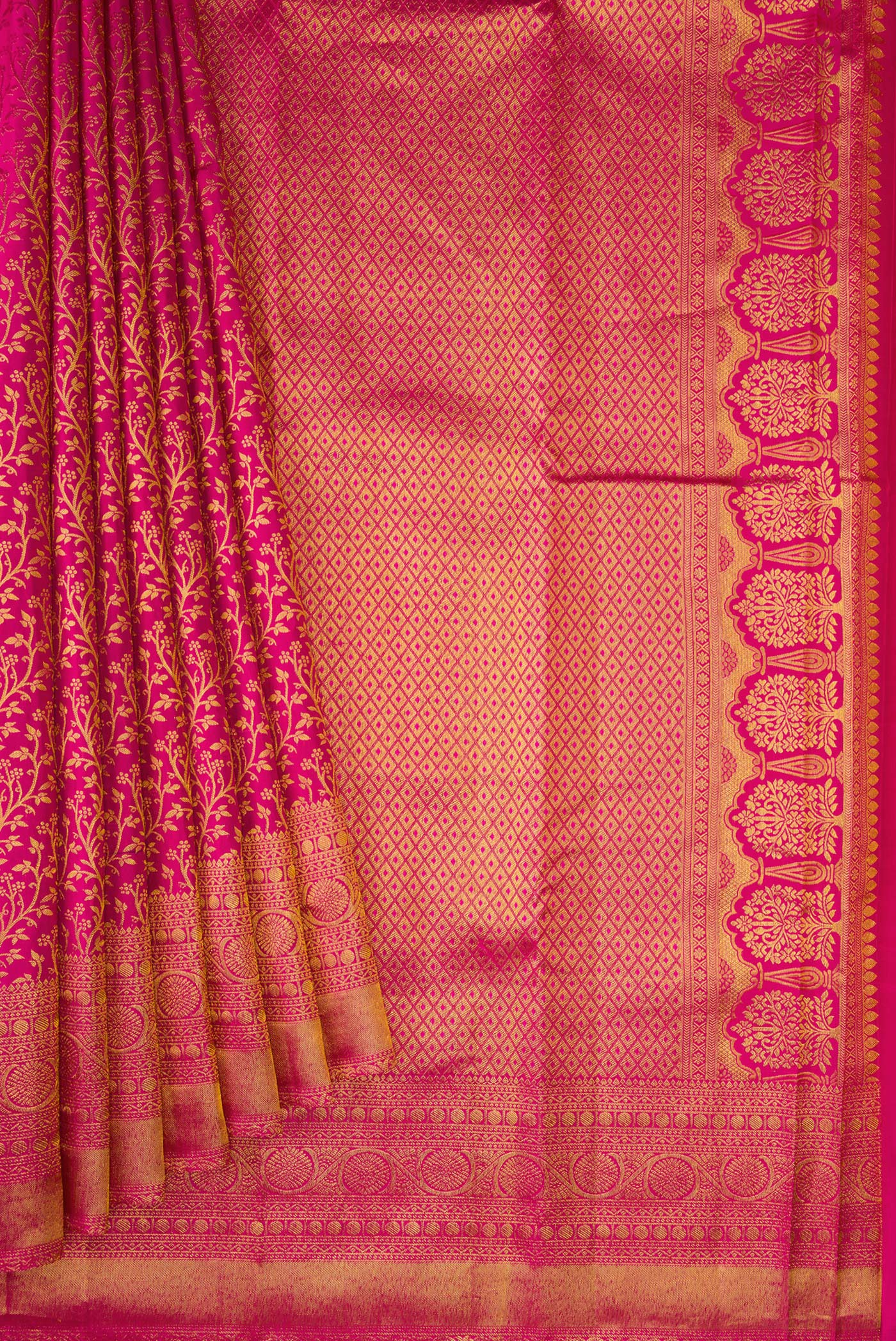 Pleats and pallu of Magenta Dual Tone Kanchipuram Silk Saree with Zari Brocade on the body and Zari Border. 