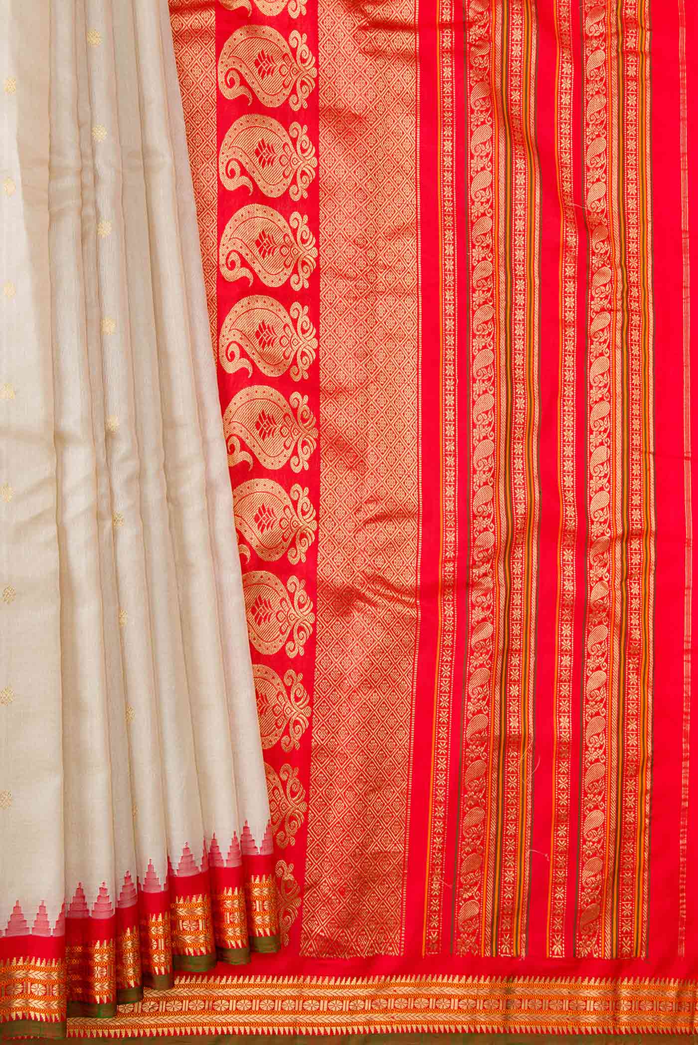 Pleats and pallu of Off White Dual Tone Gadwal Silk Saree with Zari Butta on the body and Zari Border