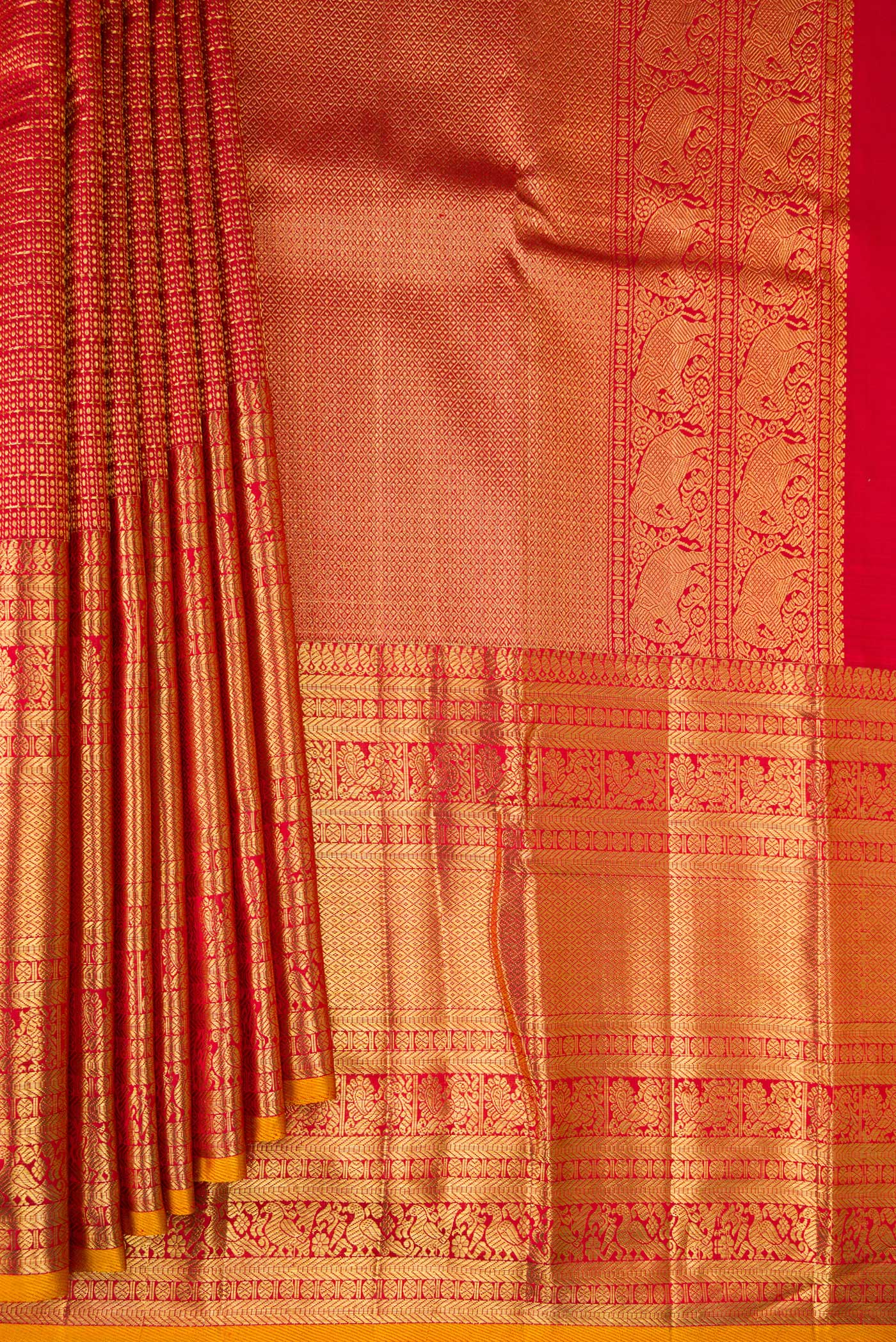 Pleats and pallu of Maroon Dual Tone Kanchipuram Silk Saree with Zari Brocade on the body and Zari Border. 