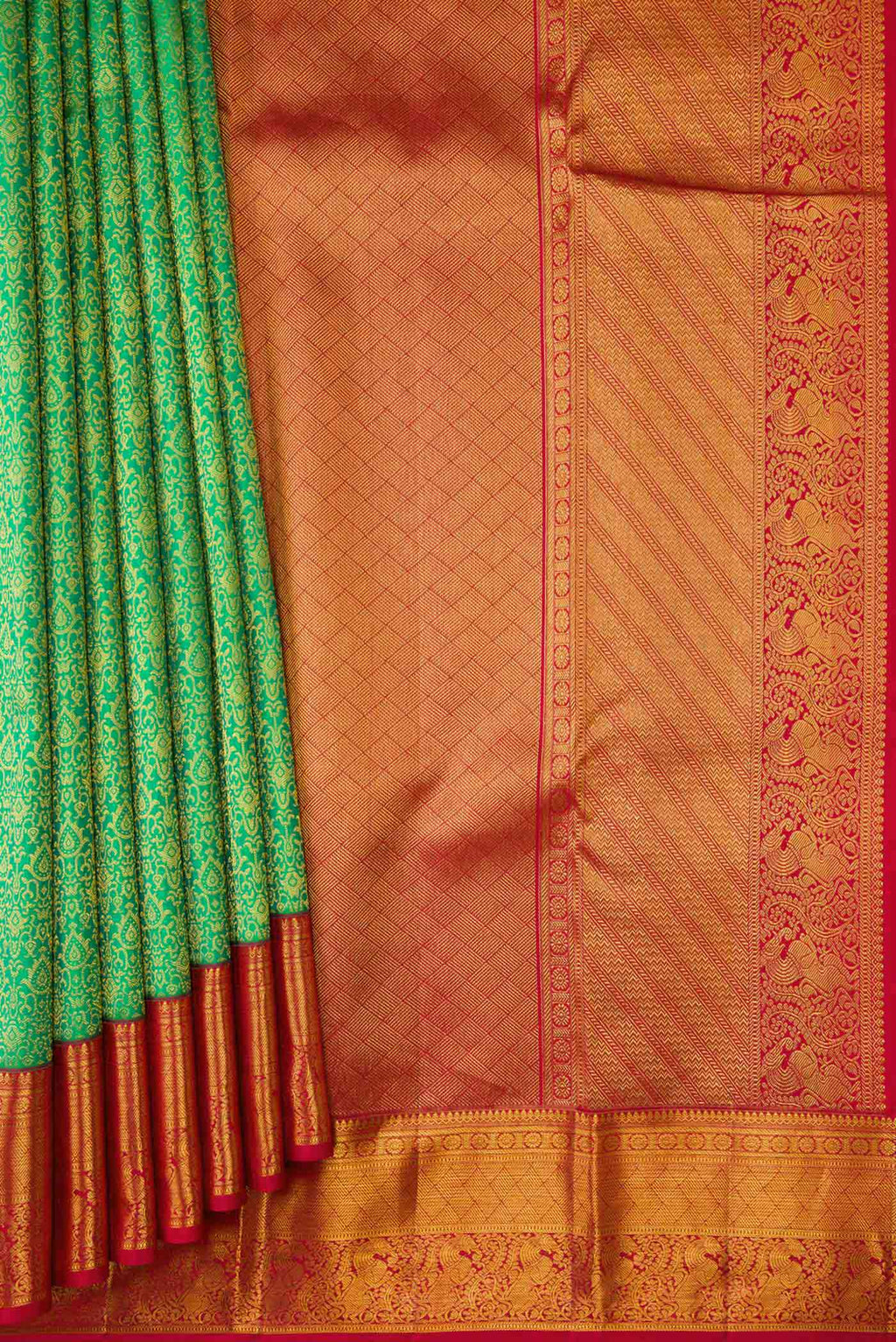 Pleats and pallu of Green Dual Tone Kanchipuram Silk Saree with Zari Brocade on the body and Zari Border. 