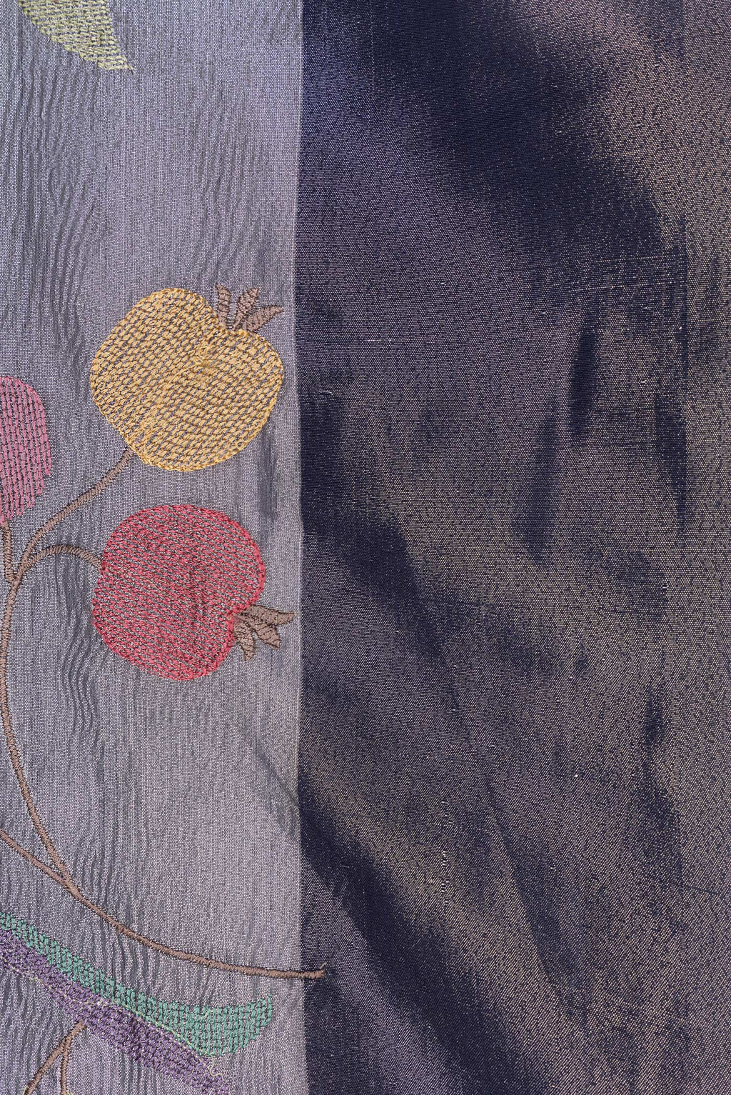 Border image of Grey Dual Tone Organza Silk Saree with Embroidery on the body and Plain Border. 