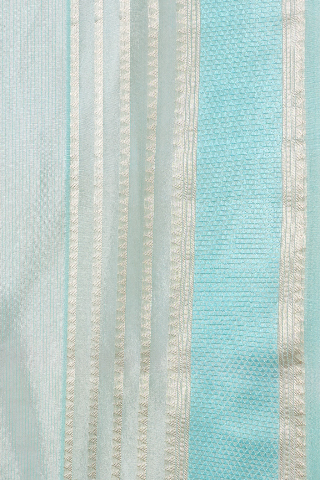 Border image of Sea Green Dual Tone Organza Silk Saree with Embroidery on the body and Zari And Thread Border. 