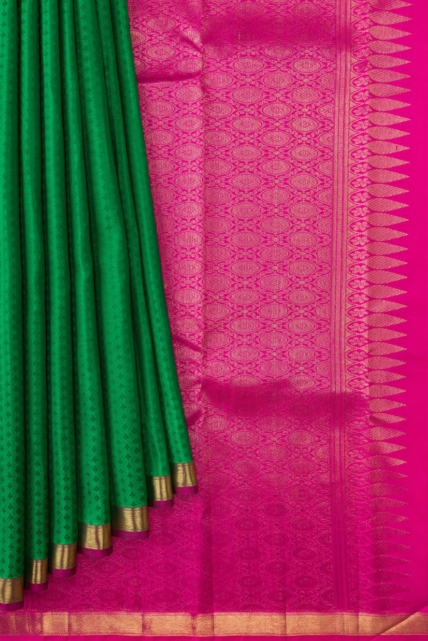 Pleats and pallu of Green Dual Tone Kanchipuram Silk Saree with Jacquard design on the body and Zari Border. 