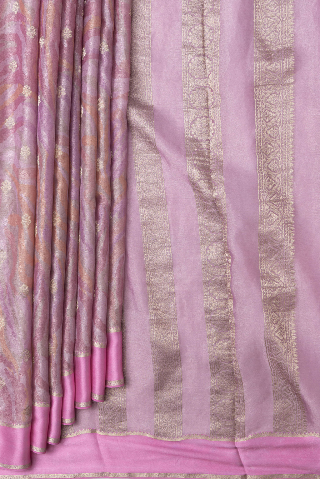 Pleats and pallu of Lavender Dual Tone Mysore Georgette Saree with Printed design on the body and Fancy Border. 