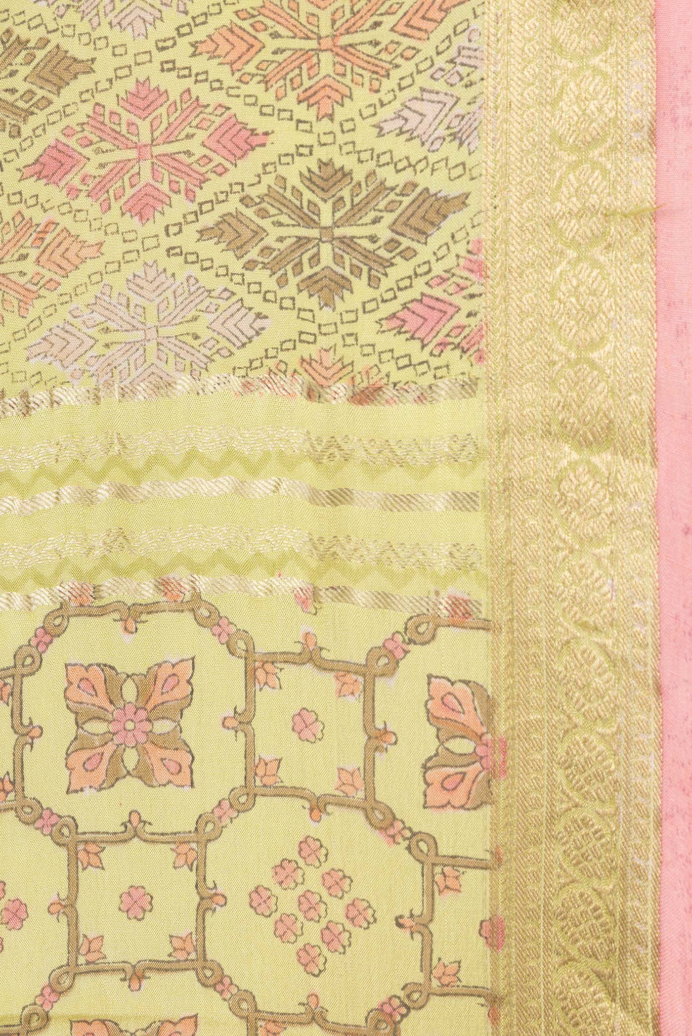 Border image of Lemon Yellow Dual Tone Mysore Crepe Saree with Printed design on the body and Zari Border. 