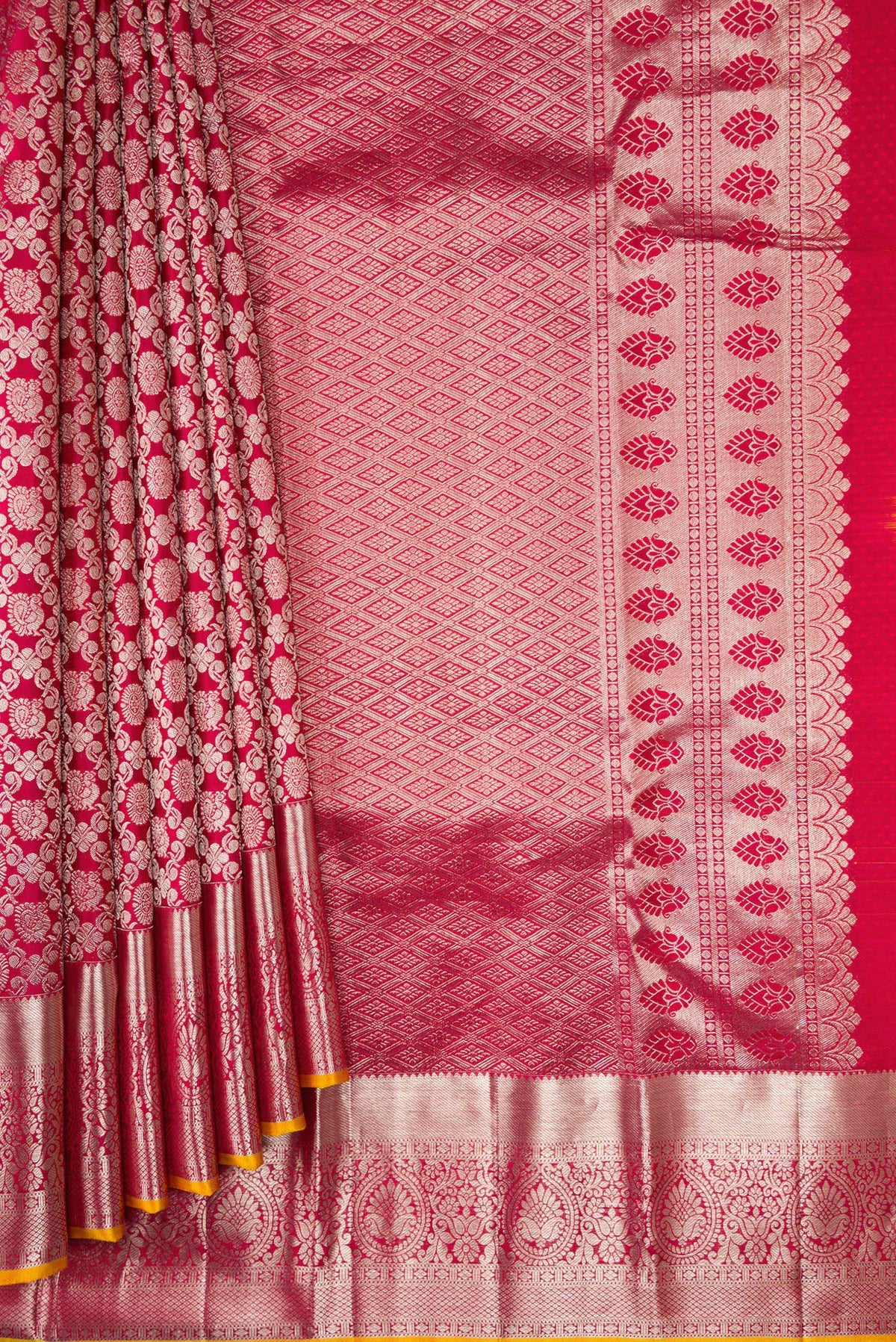 Pleats and pallu of Pink Dual Tone Kanjivaram Silk Saree with Zari Brocade on the body and Zari Border. 