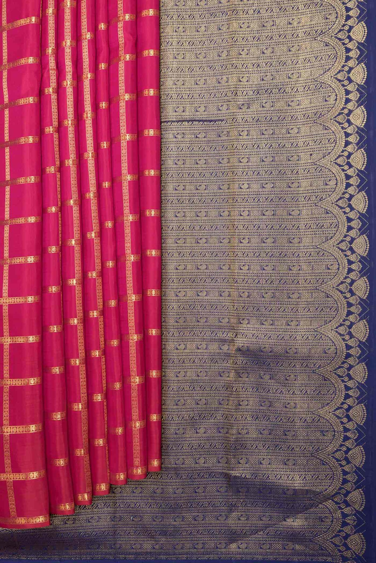 Pleats and pallu of Pink Dual Tone Kanchipuram Saree with Checked design on the body and Without Border